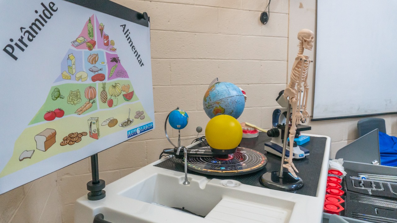 Escolas municipais de Bertioga recebem laboratórios móveis de ciências