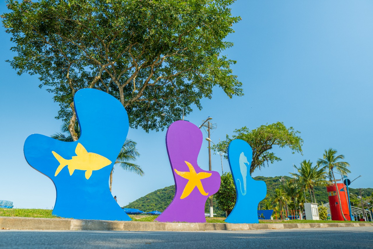 Orla da Praia da Enseada ganha revitalização das esculturas e modernização da iluminação