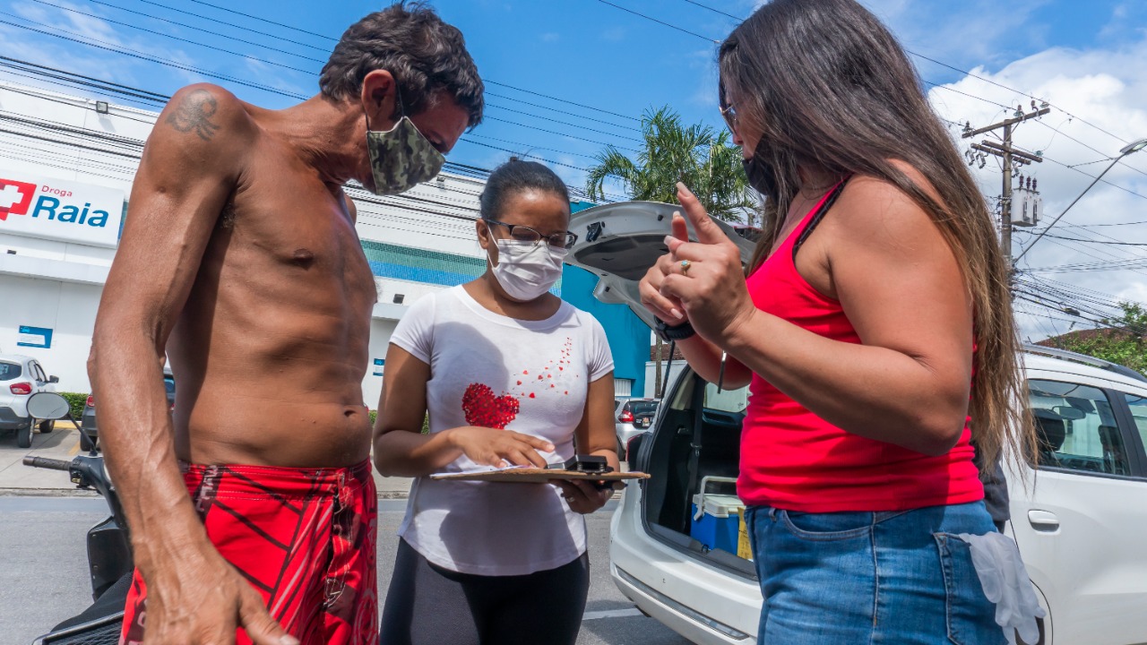 Pessoas em situação de rua recebem dose de reforço contra a Covid-19 em Bertioga