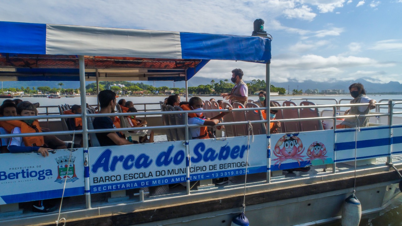 Barco Escola ‘Arca do Saber’ leva alunos da rede municipal para conhecer as belezas naturais de Bertioga