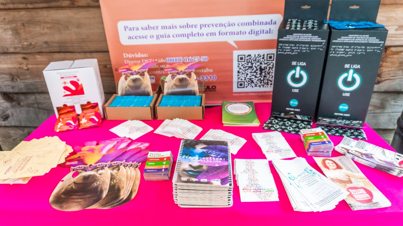 Agentes de saúde de Bertioga distribuem kits de preservativos e informativos nesta sexta (25)