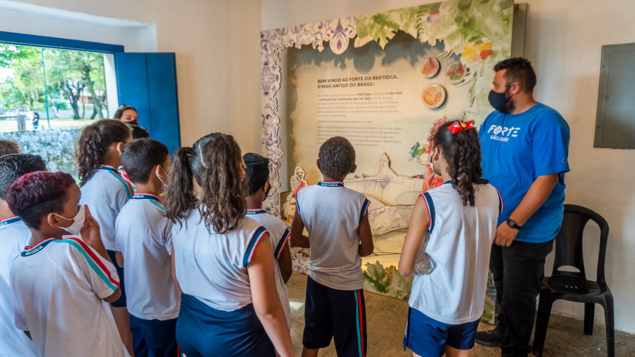 Alunos da rede municipal de Bertioga visitam nova exposição do Forte São João