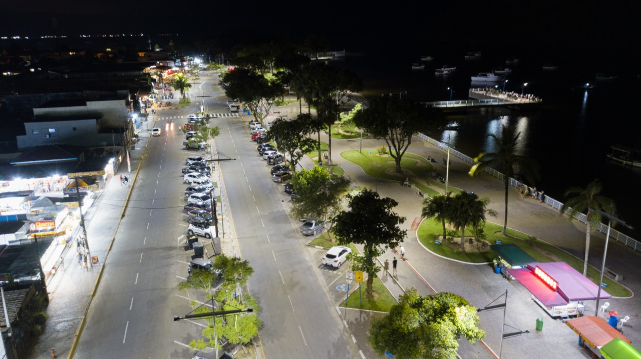 Avenida Vicente de Carvalho, no Centro, recebe nova iluminação pública