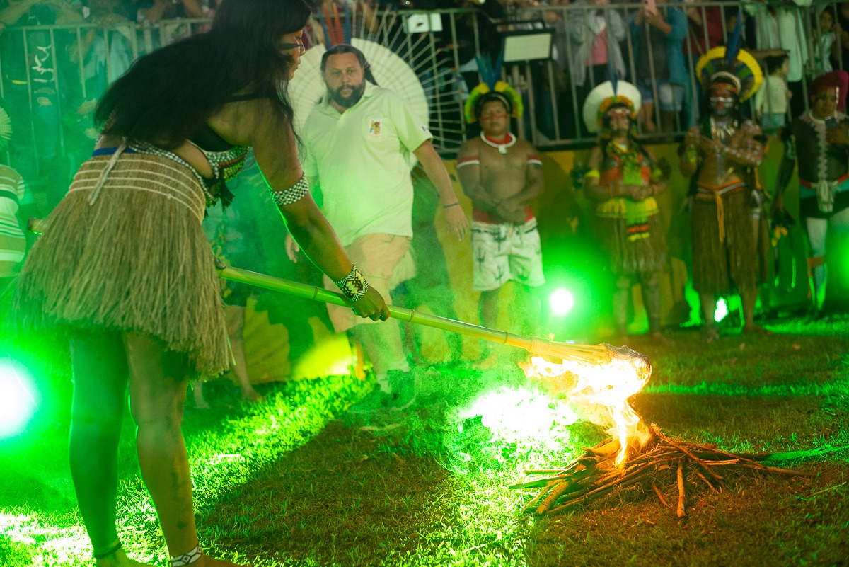 Cerimônia de acendimento do Fogo Sagrado marca abertura do Festival Indígena de Bertioga