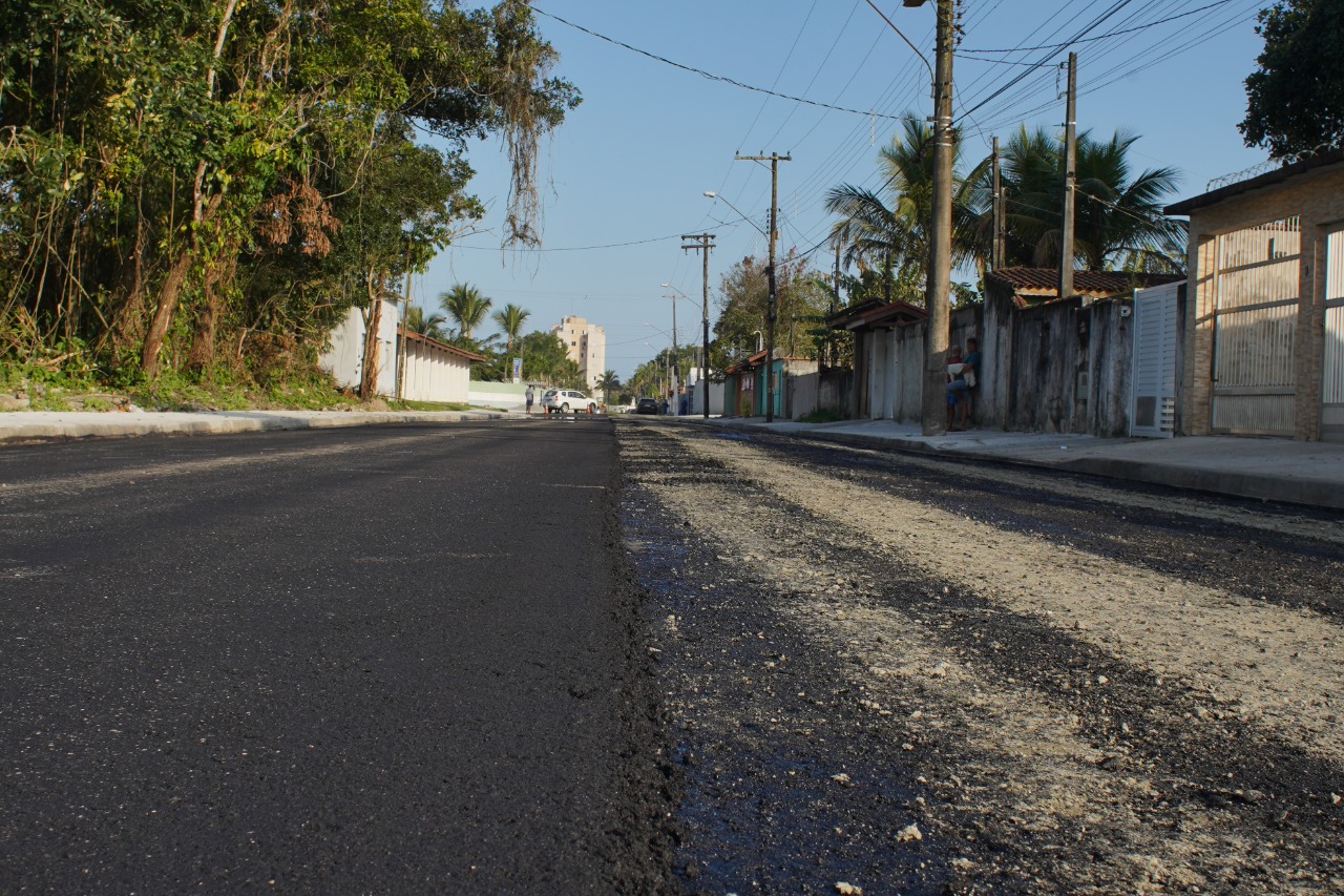 Prefeitura conclui pavimentação da Rua Cardeal Emile Biayenda