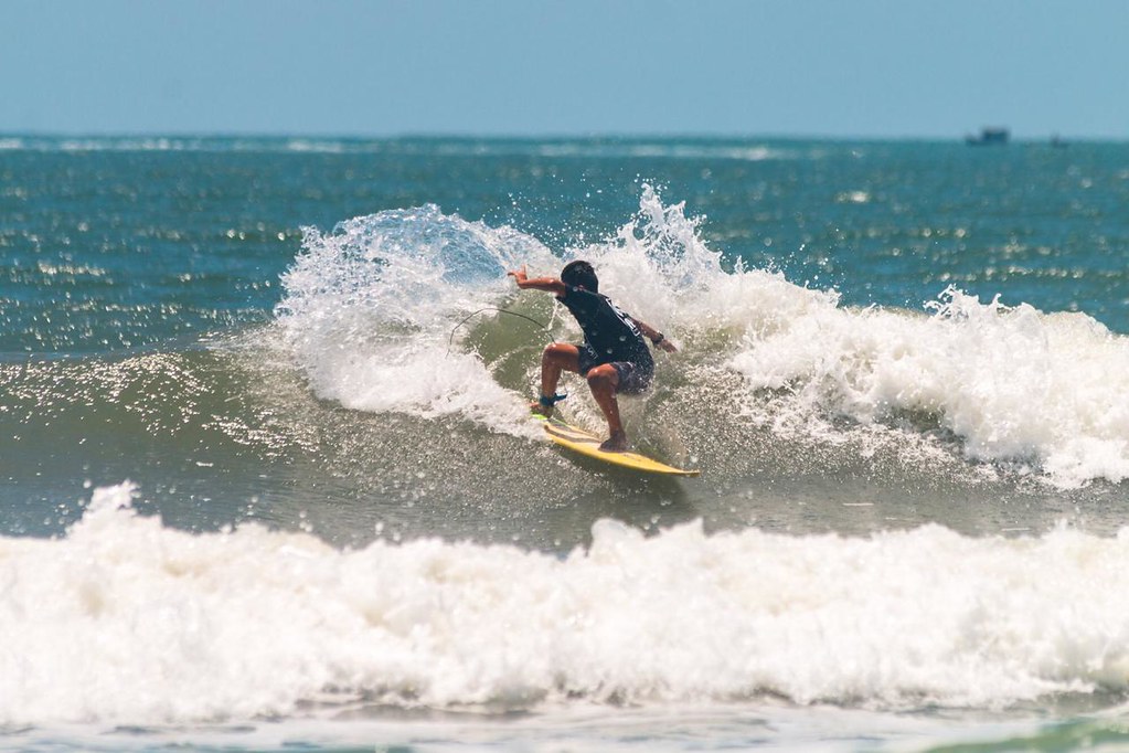 Campeonato de surf agita Praia da Riviera