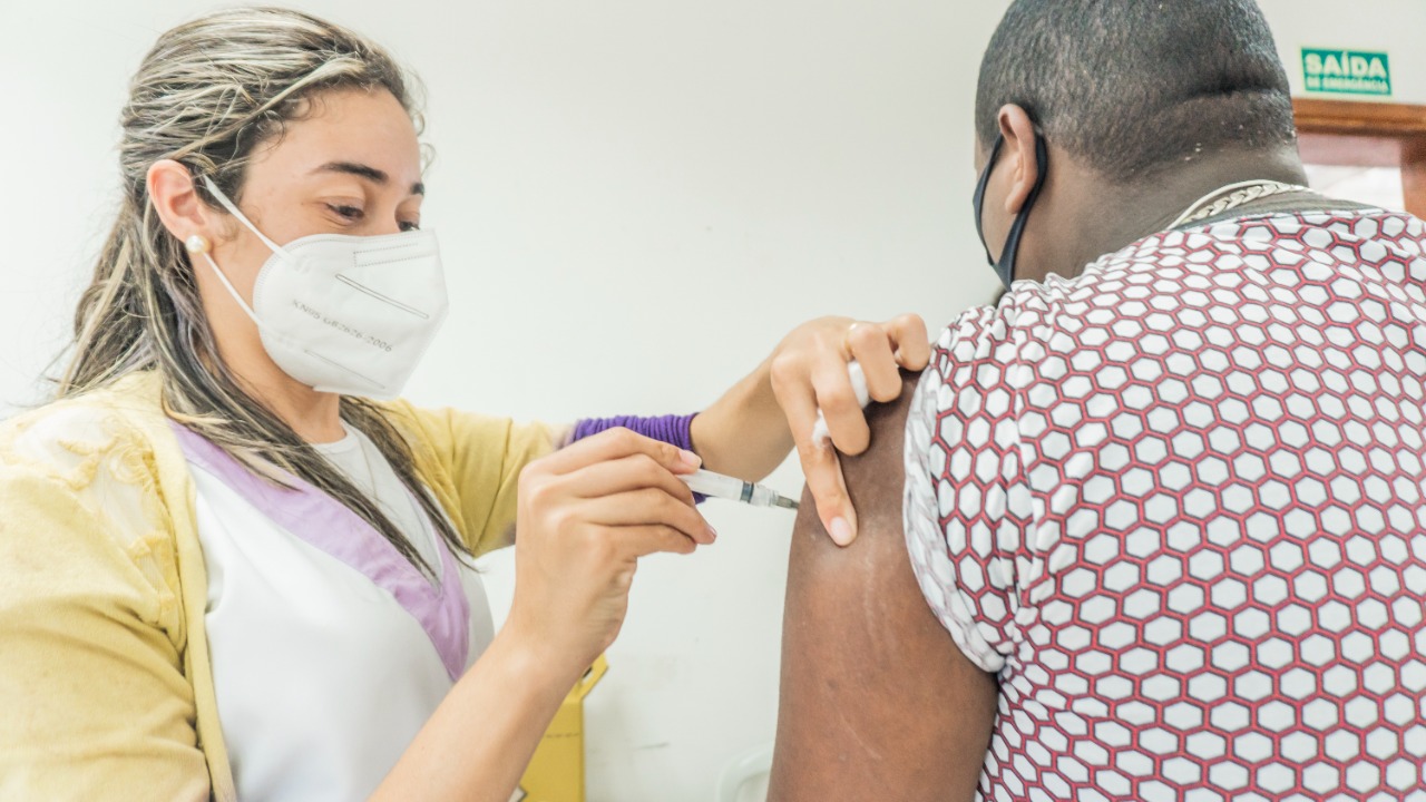 Adolescentes começam a receber dose de reforço contra a Covid-19 a partir desta quinta (2), em Bertioga