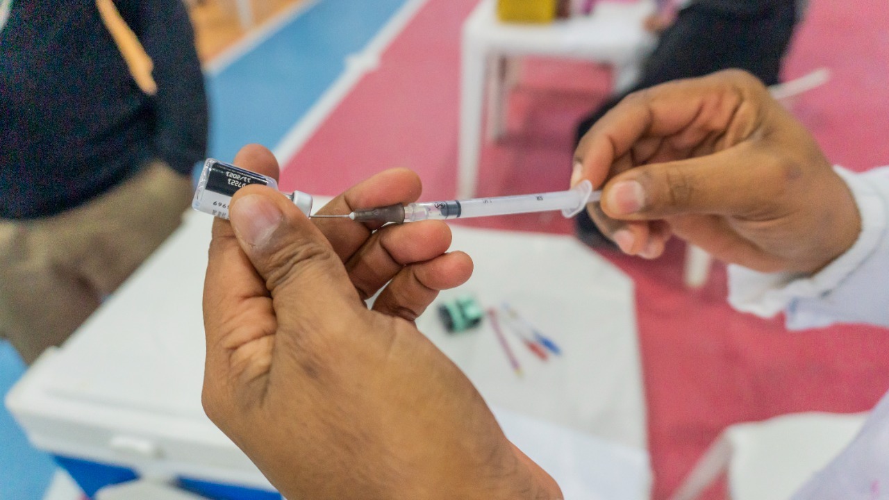 Bertioga realiza Corujão da Vacinação contra a gripe e Covid-19 na Vila do Bem Boraceia