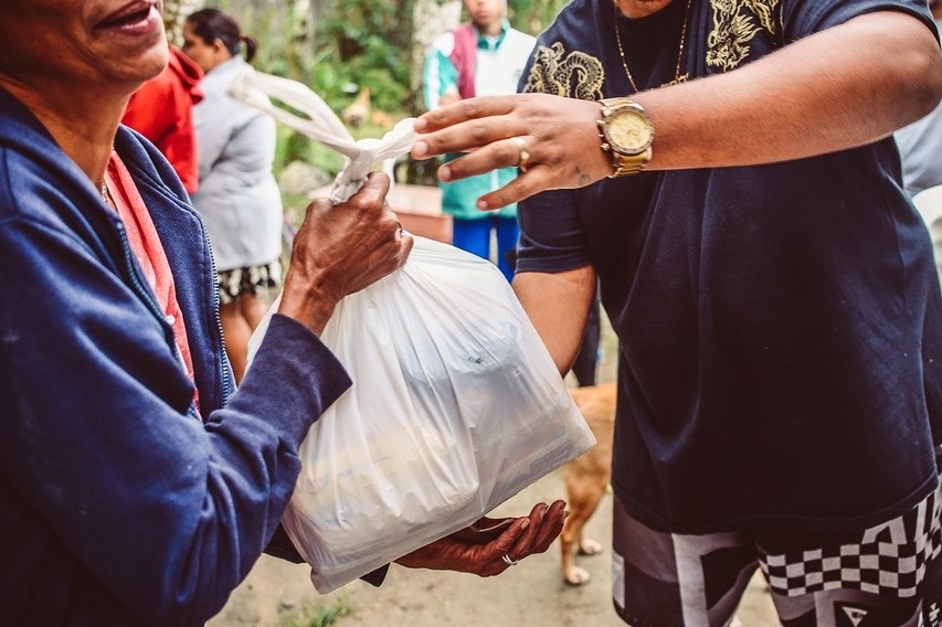 Fundo Social entrega kits de alimentos, roupas e cobertores no bairro São João