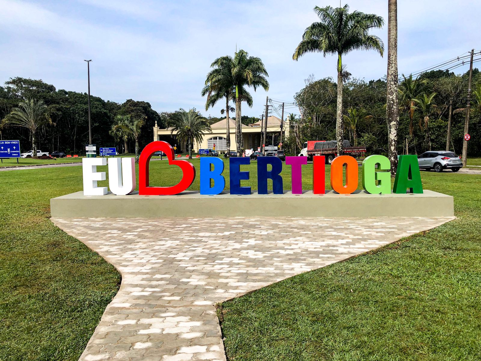 Prefeitura entrega Letreiro “Eu Amo Bertioga” no Riviera