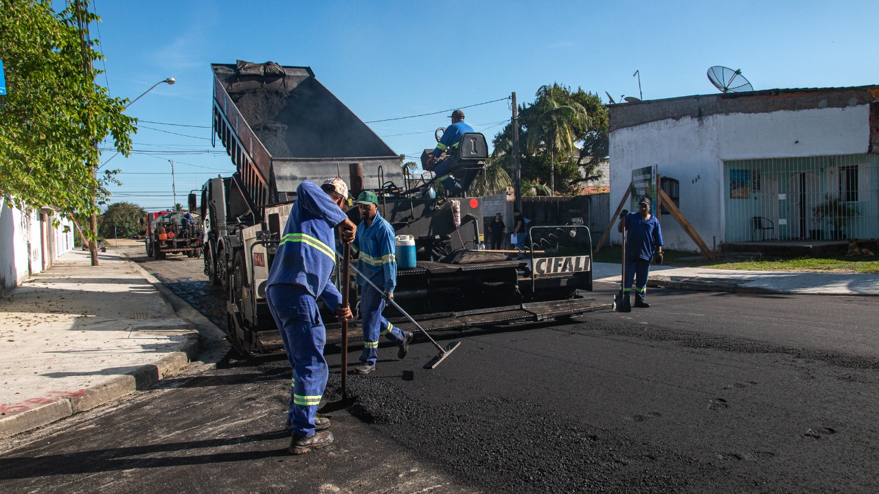 Rua São Francisco do Sul, no Indaiá, recebe pavimentação