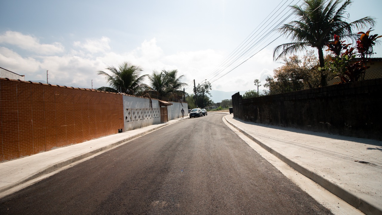 Prefeitura pavimenta ruas do Rio da Praia e anuncia construção de nova Vila do Bem no bairro