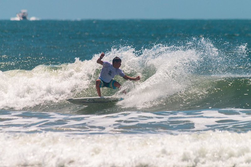 Bertioga abre 80 vagas para aulas de surf gratuitas