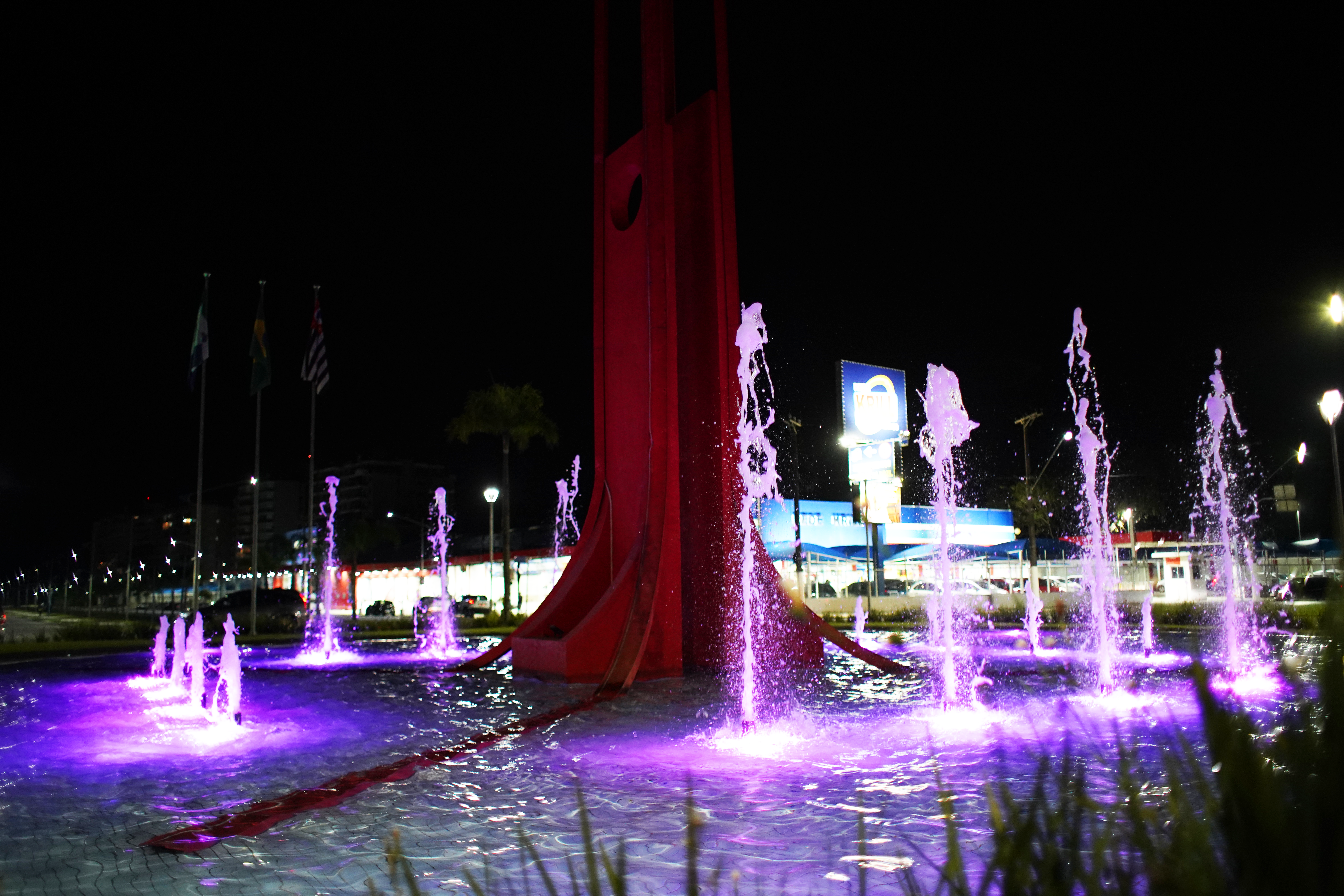 Praça dos Emancipadores recebe iluminação lilás em alusão ao mês de combate à violência contra mulher