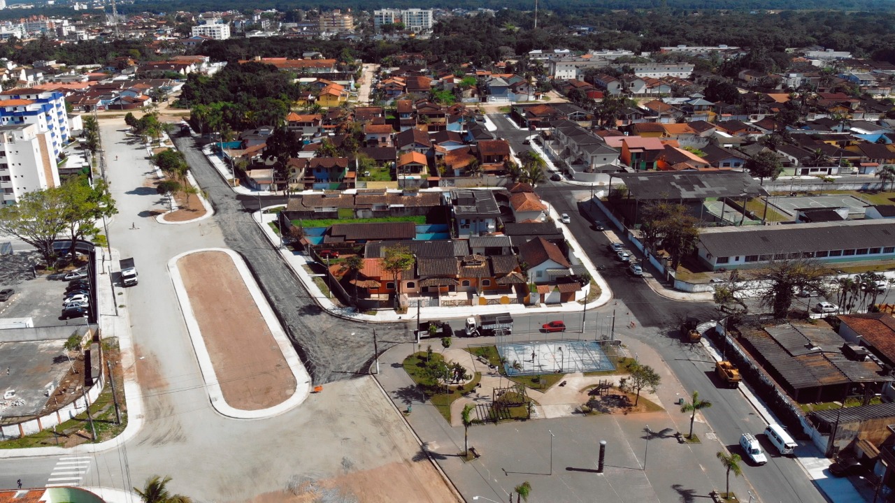 Av. Ney Moura Nehme e Rua Cardeal Emile Biayenda, no Rio da Praia, recebem pavimentação