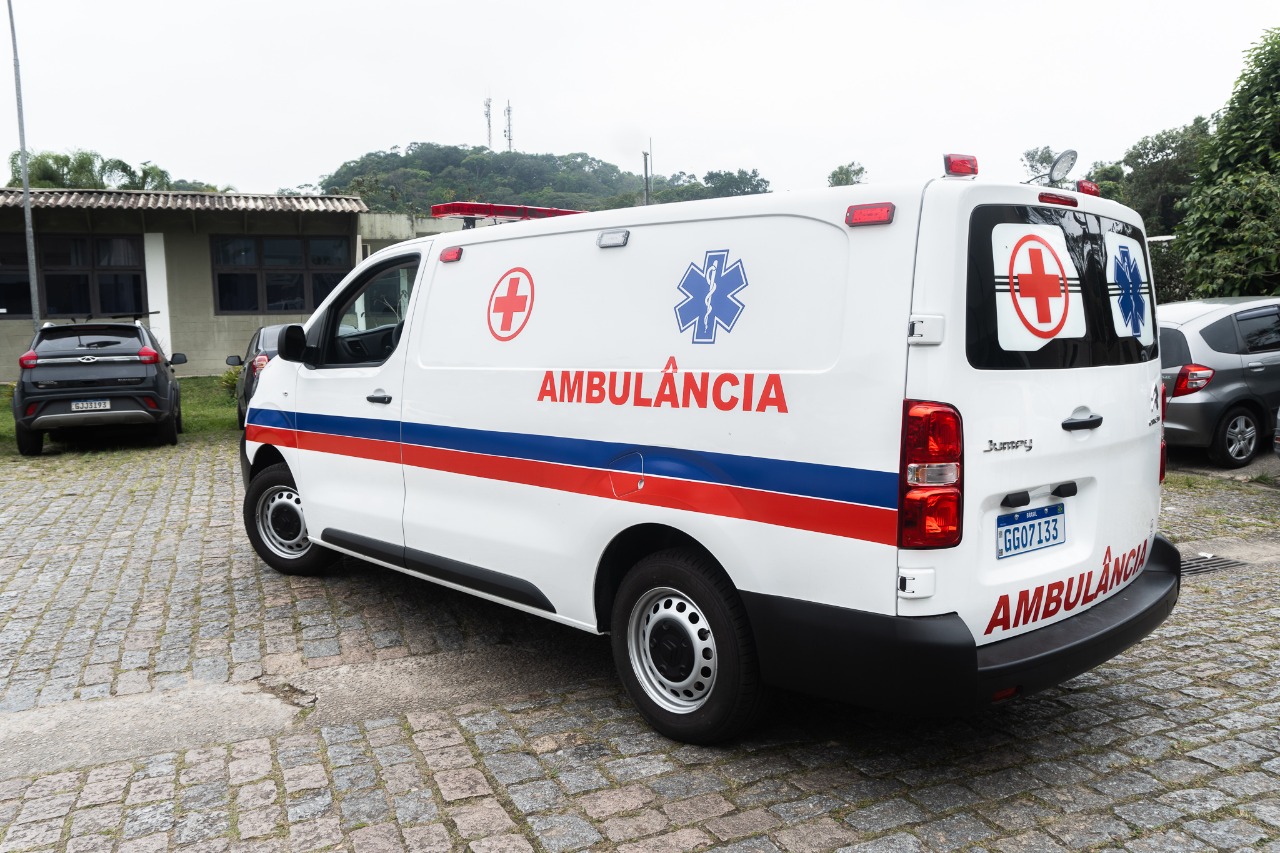 Bertioga recebe nova ambulância para transporte sanitário