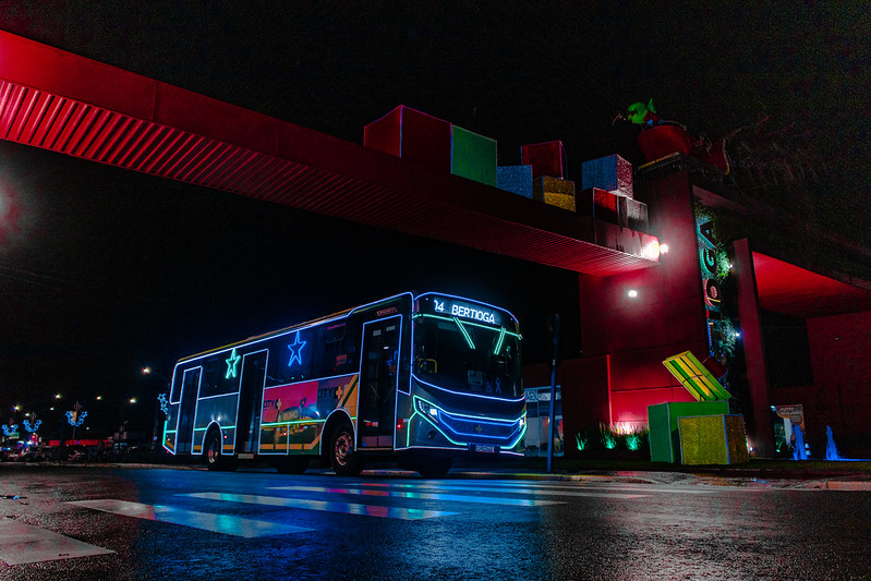 Ônibus iluminado começa a circular em Bertioga