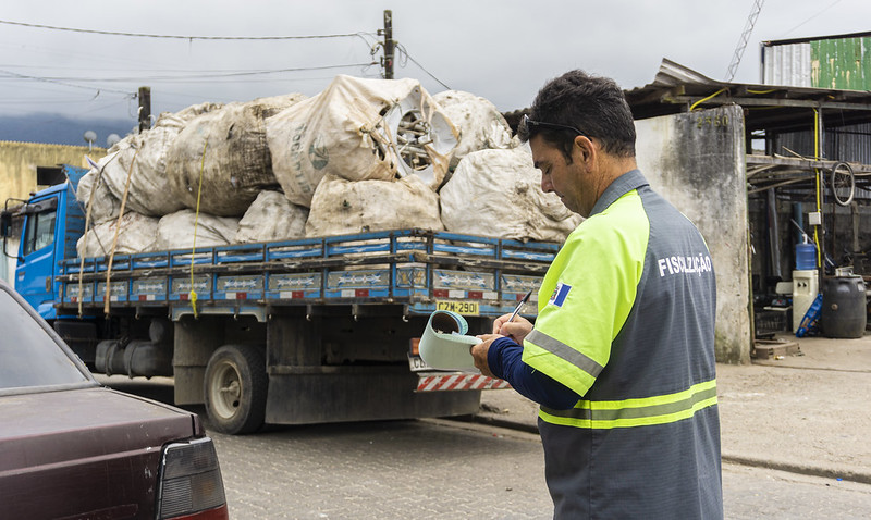 Operação “Ferro-Velho” fiscaliza cinco estabelecimentos em Bertioga