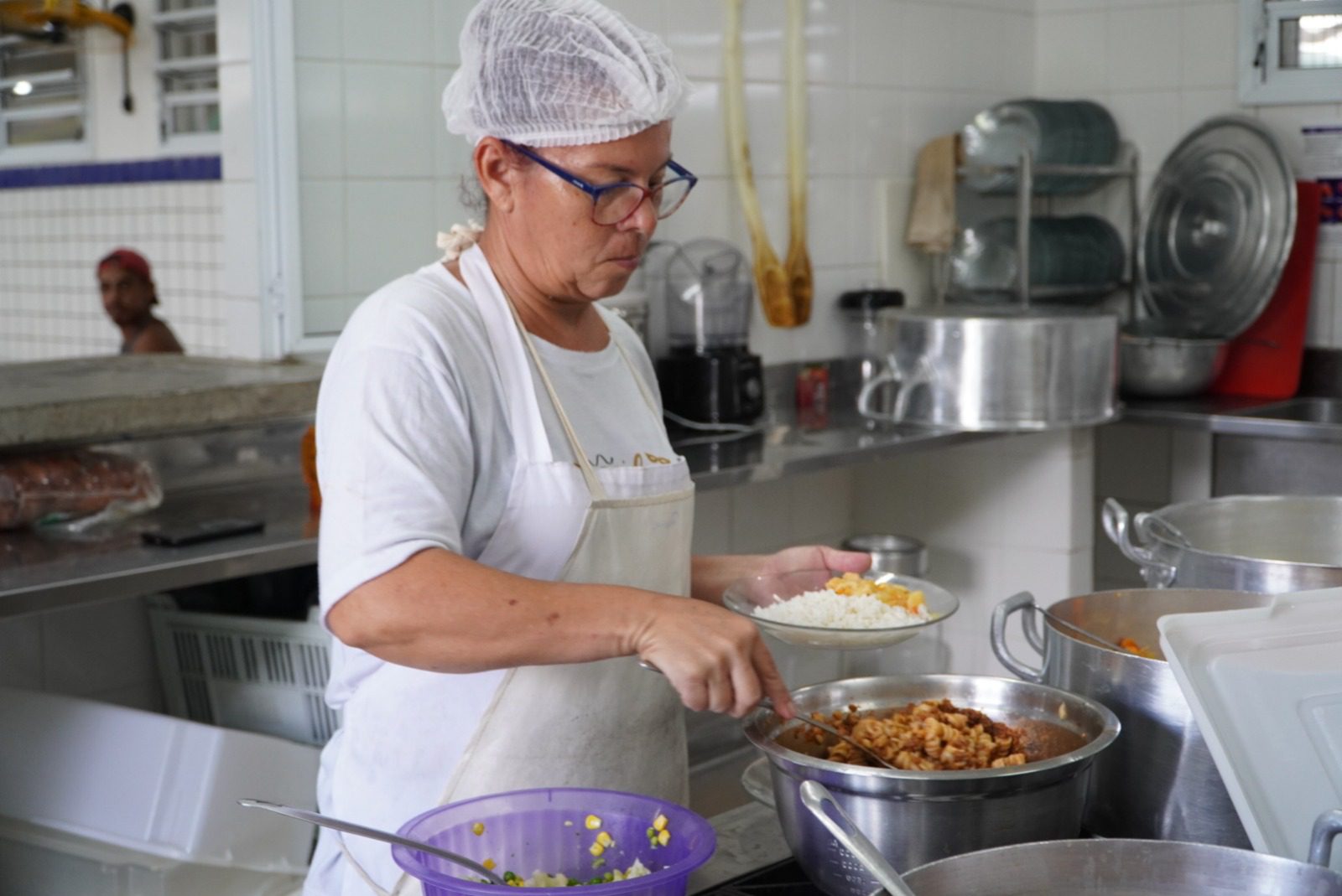 Projeto Cozinha Comunitária serve mais de mil refeições às famílias afetadas pelas chuvas em Bertioga