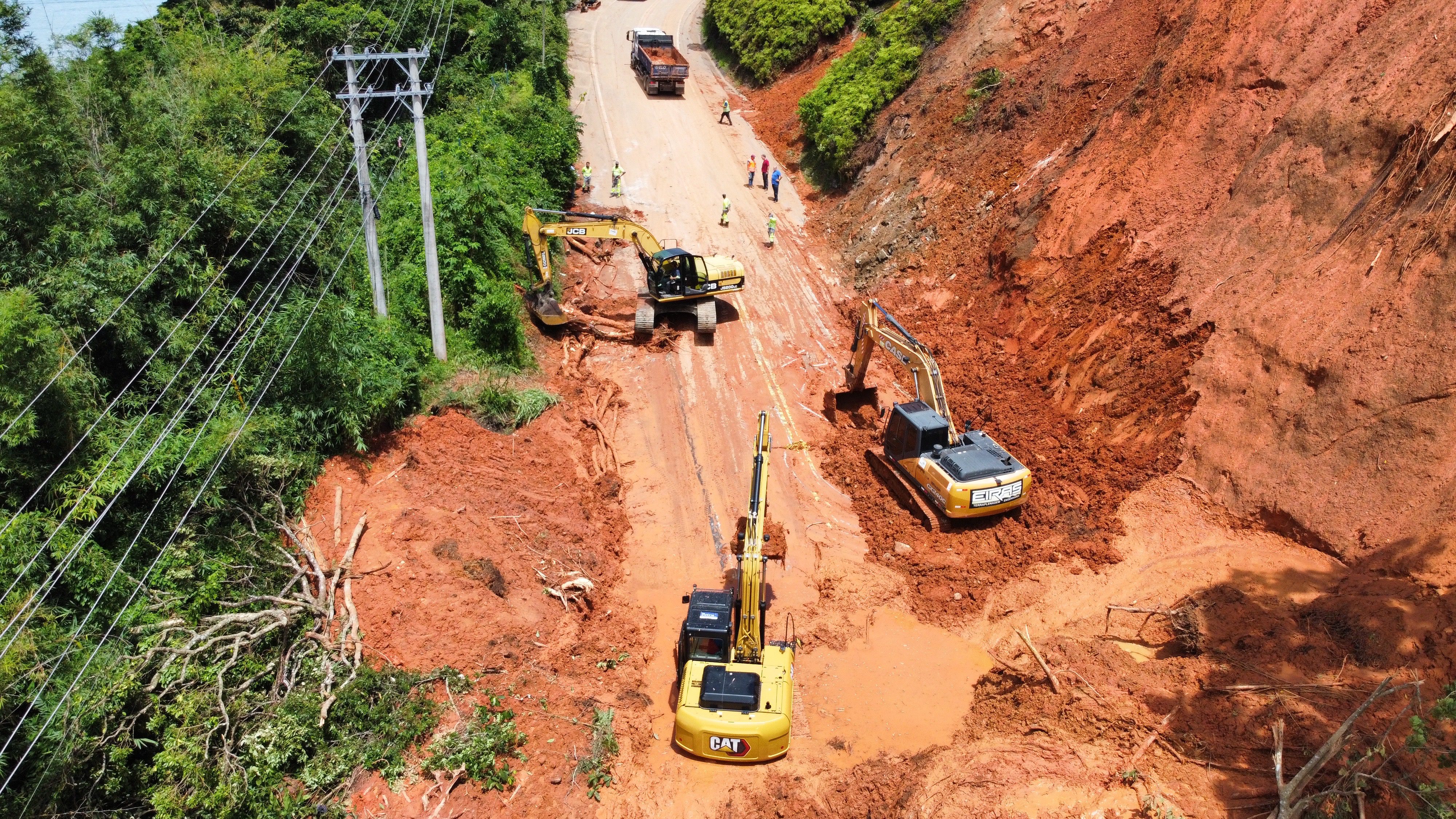 Bertioga auxilia São Sebastião na desobstrução do km 174 da Rio-Santos