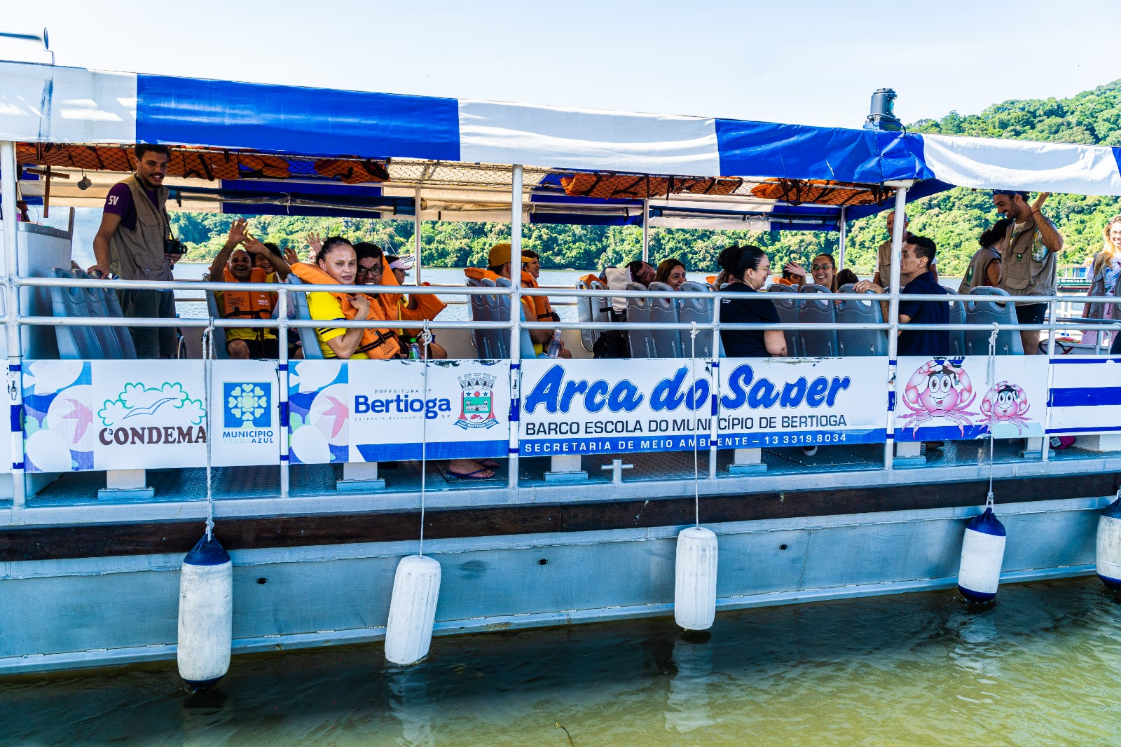 Prefeitura leva assistidos pela APAE para passeio no Barco-Escola 'Arca do Saber'
