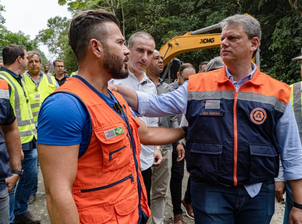Prefeito de Bertioga e governador de São Paulo visitam obras de recuperação da Mogi-Bertioga