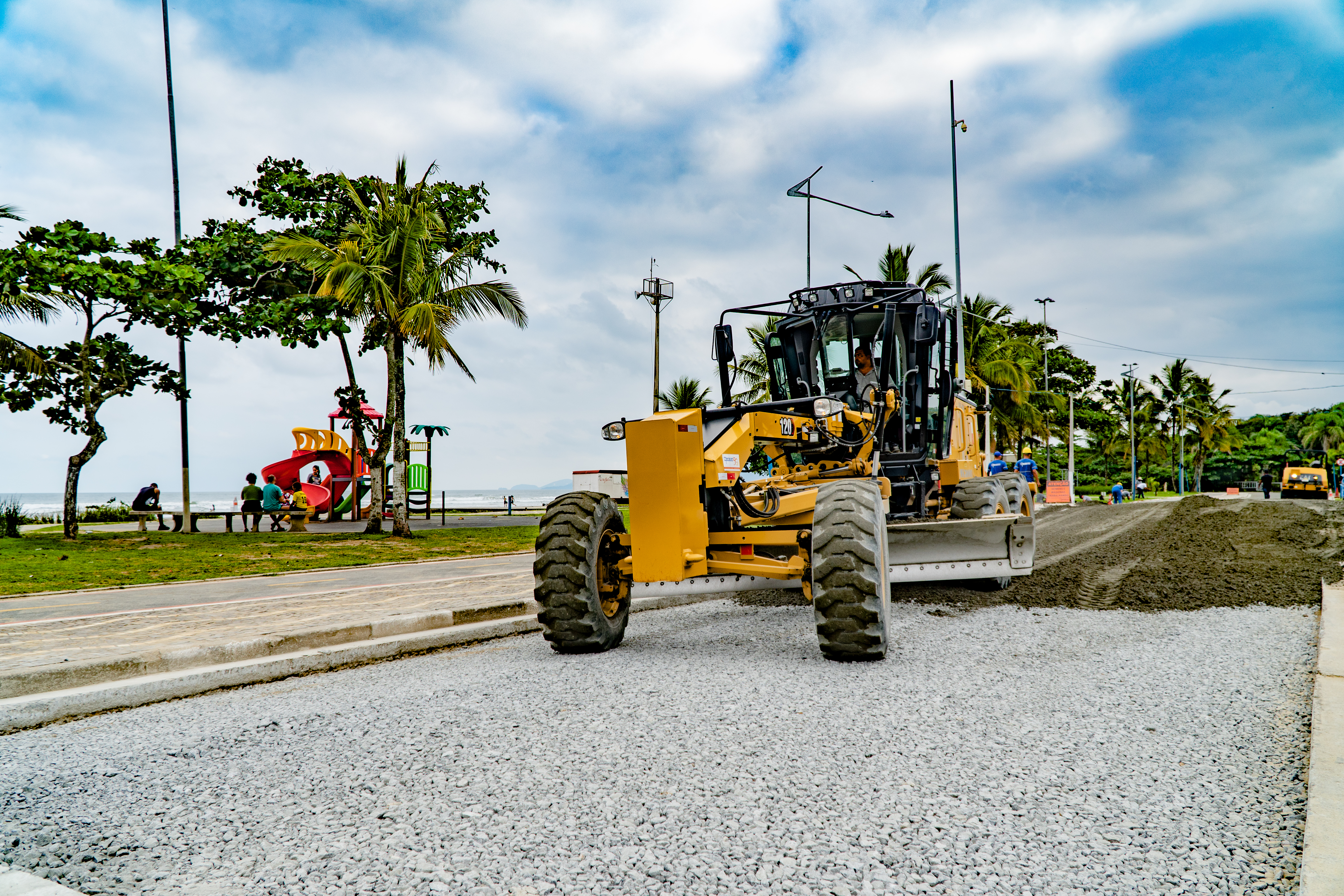 Prefeito de Bertioga vistoria revitalização da Av. Tomé de Souza no Vista Linda