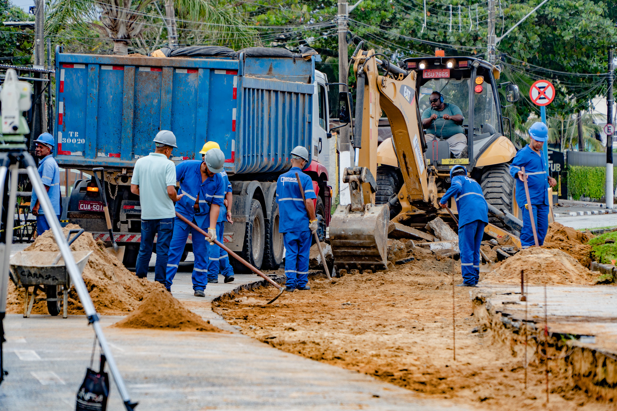 Revitalização da Tomé de Souza avança com retirada do asfalto antigo e instalação de guias e sarjetas