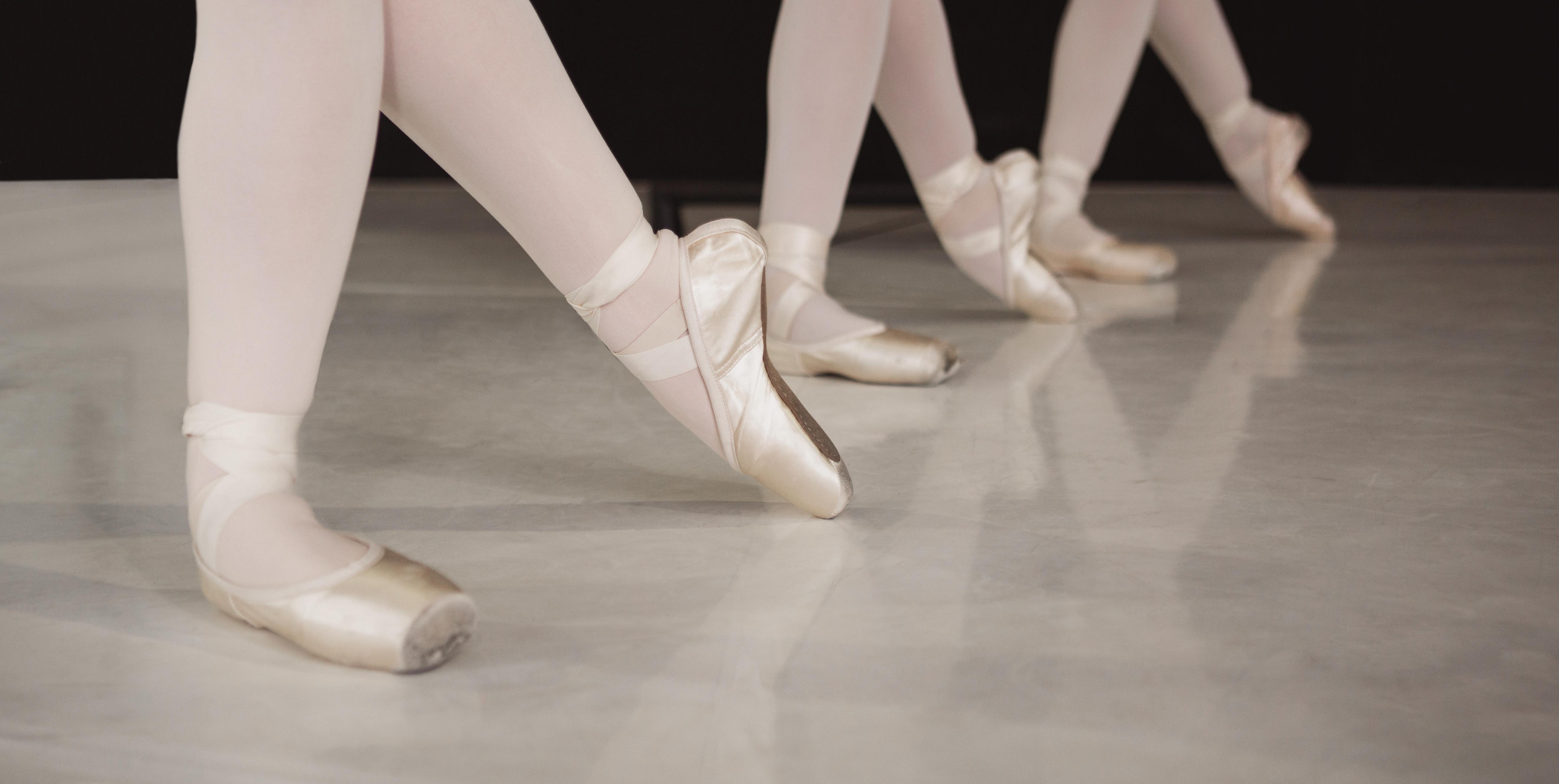 Prefeitura realiza sonho de mais de 40 bailarinas com a entrega da primeira sapatilha de ponta
