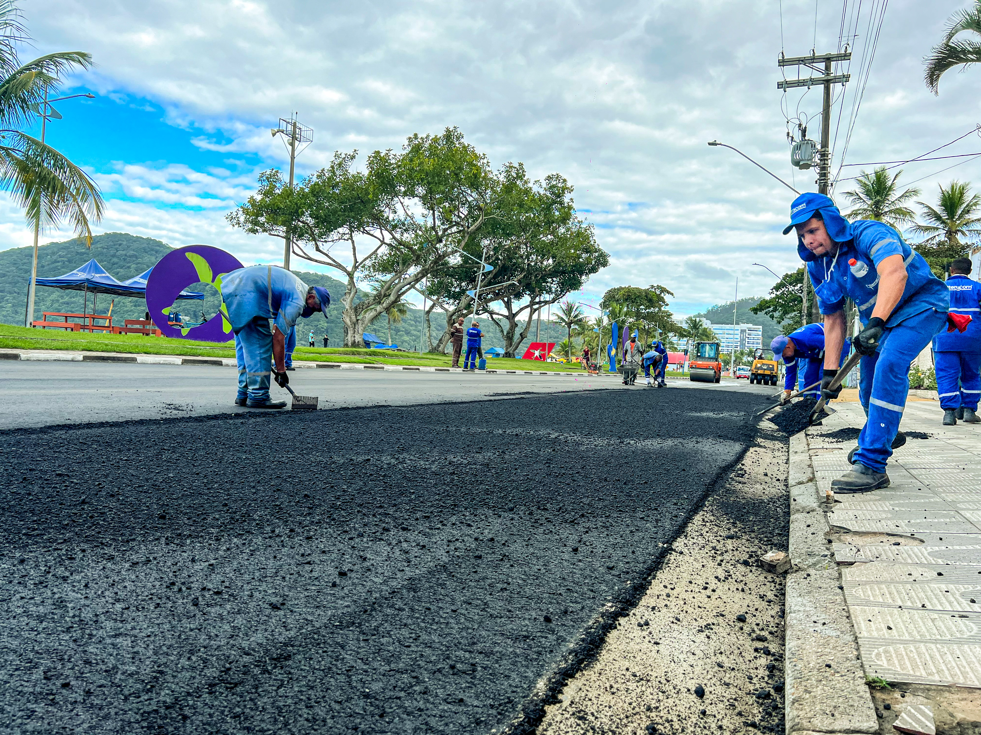 Avenida Tomé de Souza recebe 700 toneladas de asfáltico no Centro de Bertioga (SP)