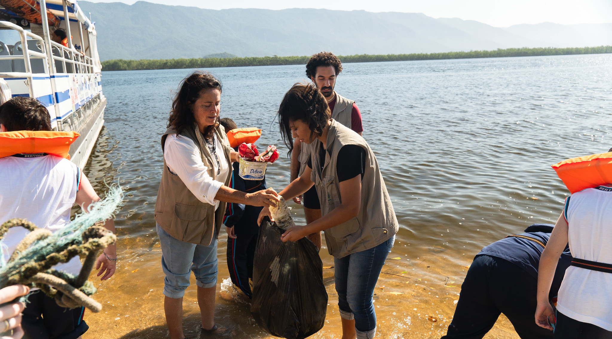 Barco Escola 'Arca do Saber’ realiza saída no Dia Mundial da Limpeza de Praias e Rios