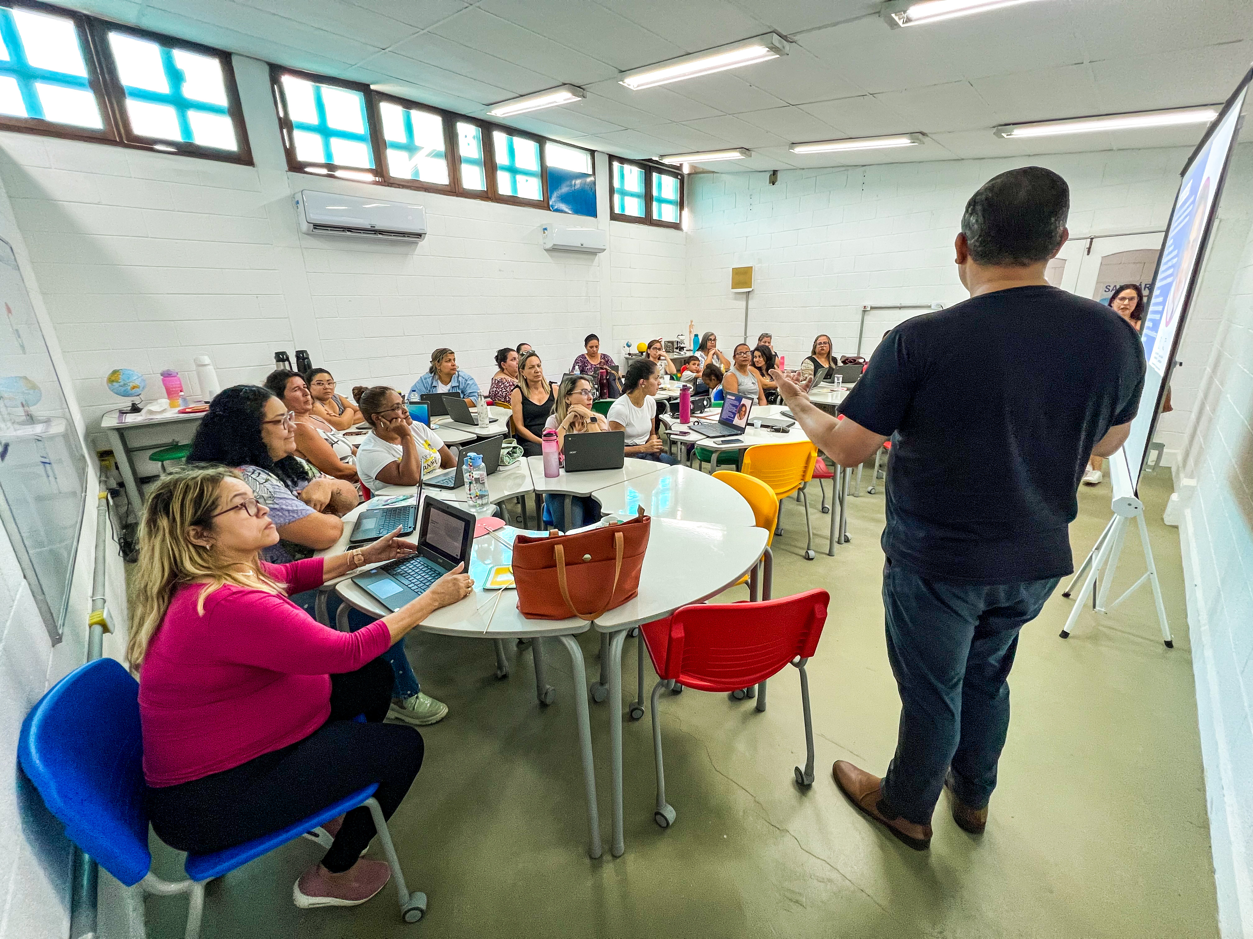 Professores participam de oficina sobre inteligência artificial no ensino
