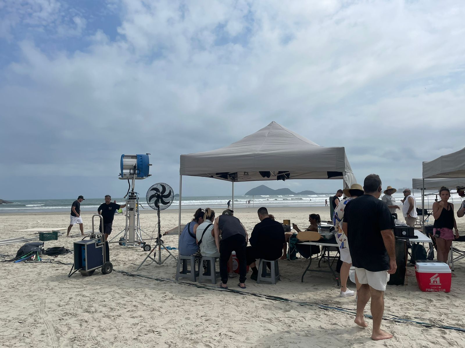 Praia de Bertioga é cenário para gravação de comercial que será transmitido na TV