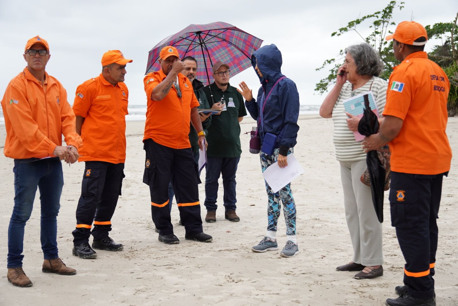 Autoridades realizam visita técnica para tratar erosão na praia de Guaratuba, em Bertioga