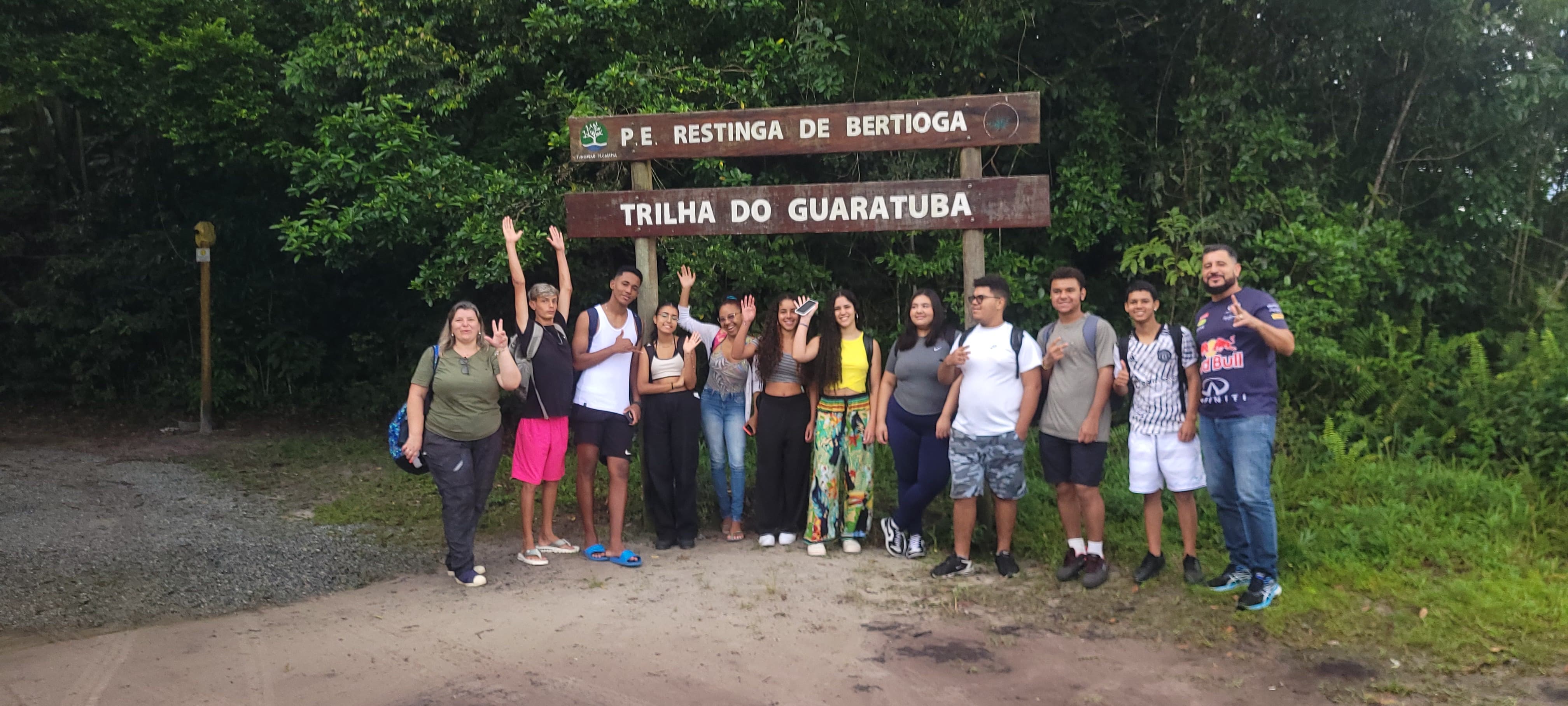 Alunos da rede pública de Bertioga realizam visita técnica em trilha ecológica