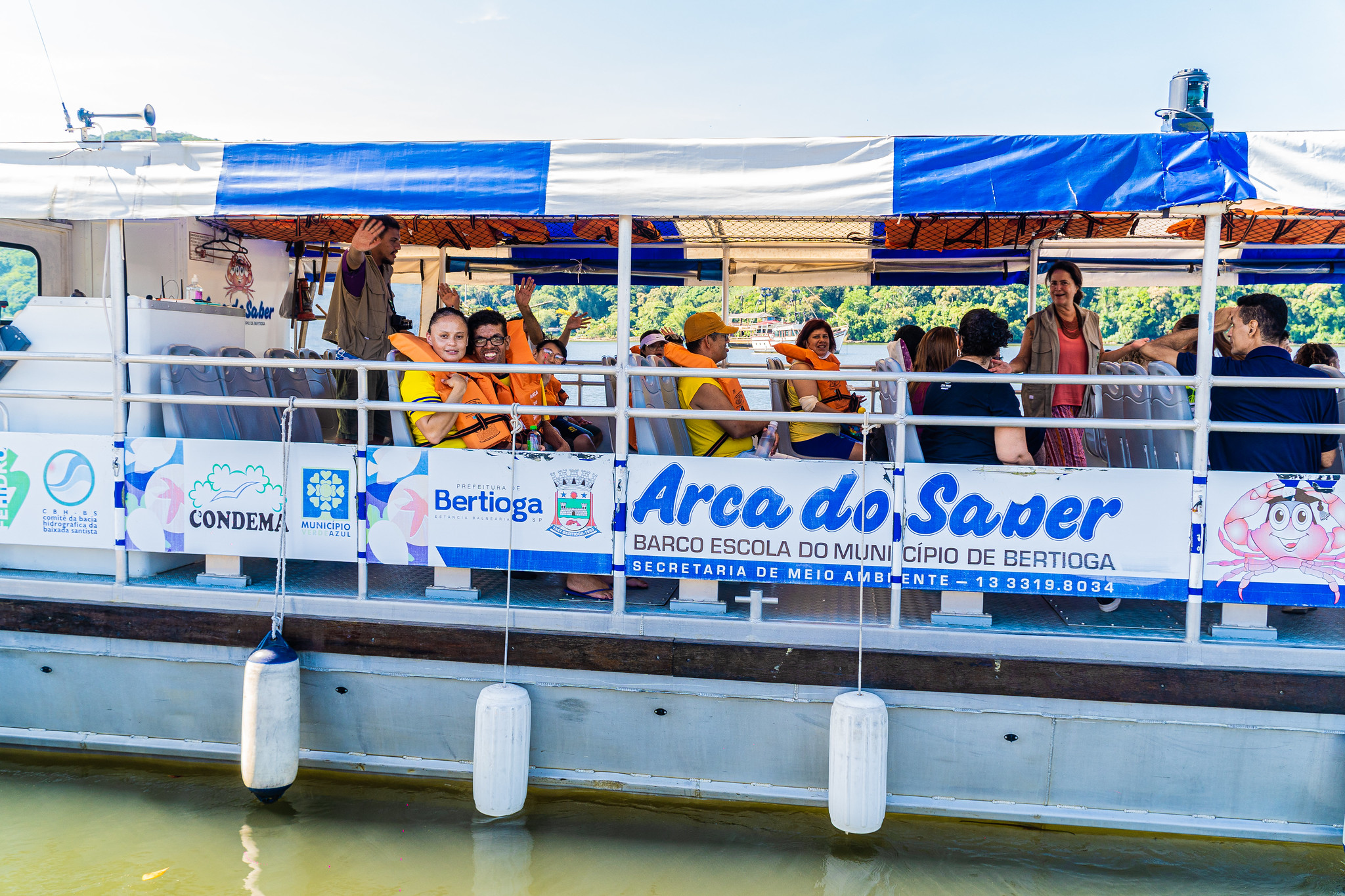 Barco Escola 'Arca do Saber' promove saída gratuita segunda-feira (18)