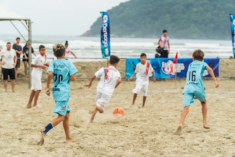 Copa Agita Bertioga de Verão segue com grandes disputas no beach soccer
