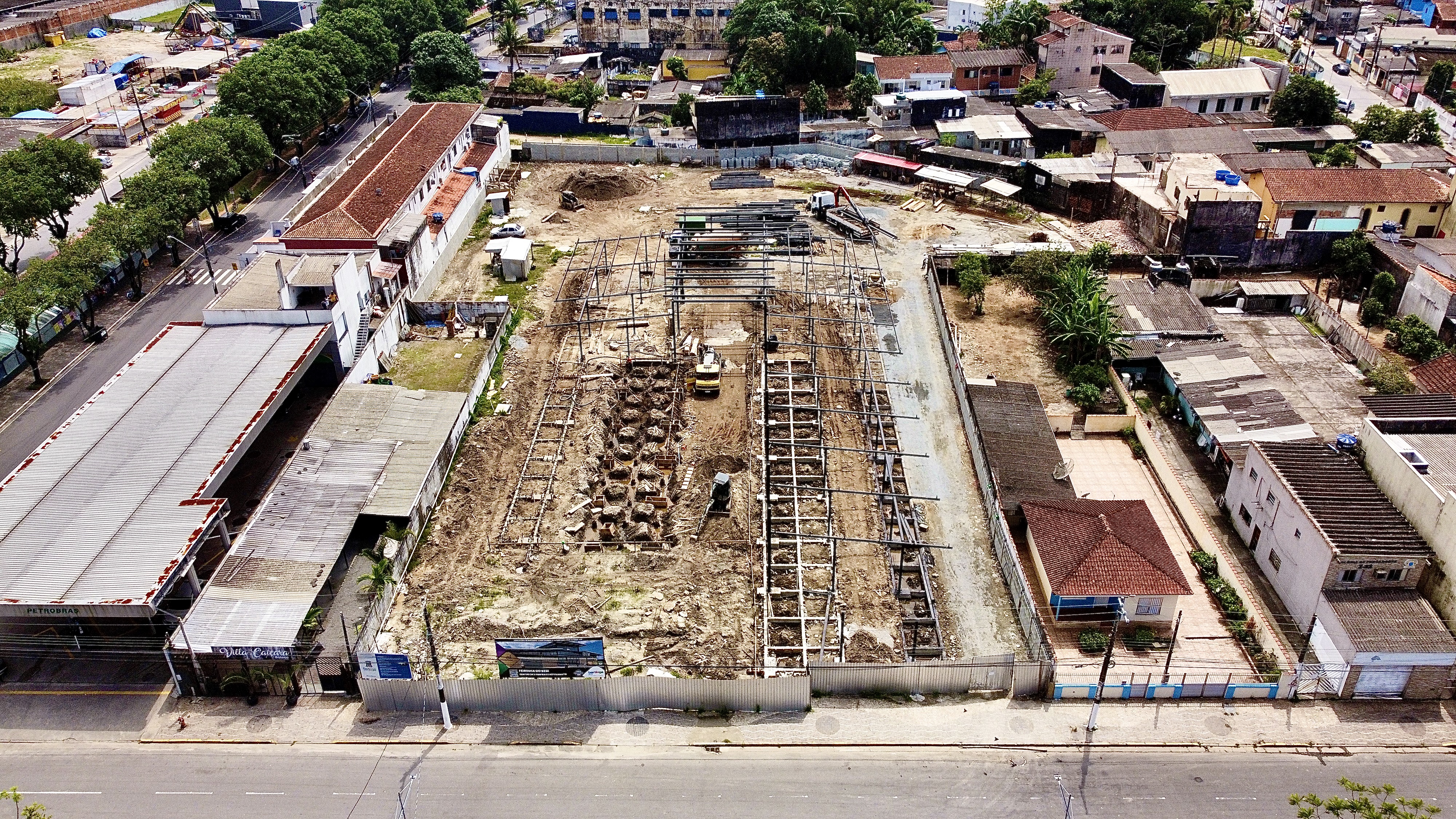 Obra da nova Feira do Bem em Bertioga ganha forma com estrutura metálica e outros serviços