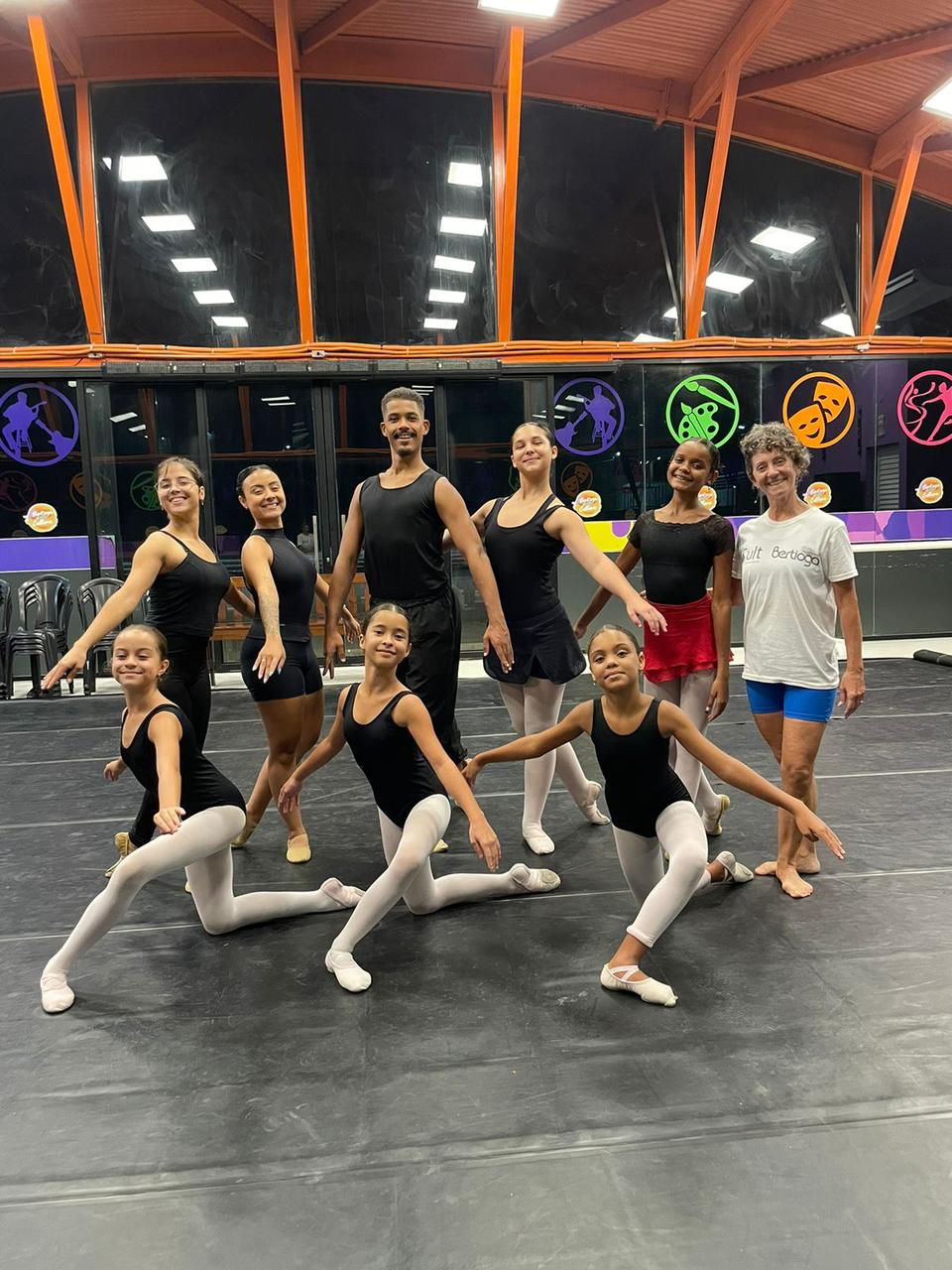 Bailarinos de Bertioga se preparam para bilhar em renomado festival de dança em SP