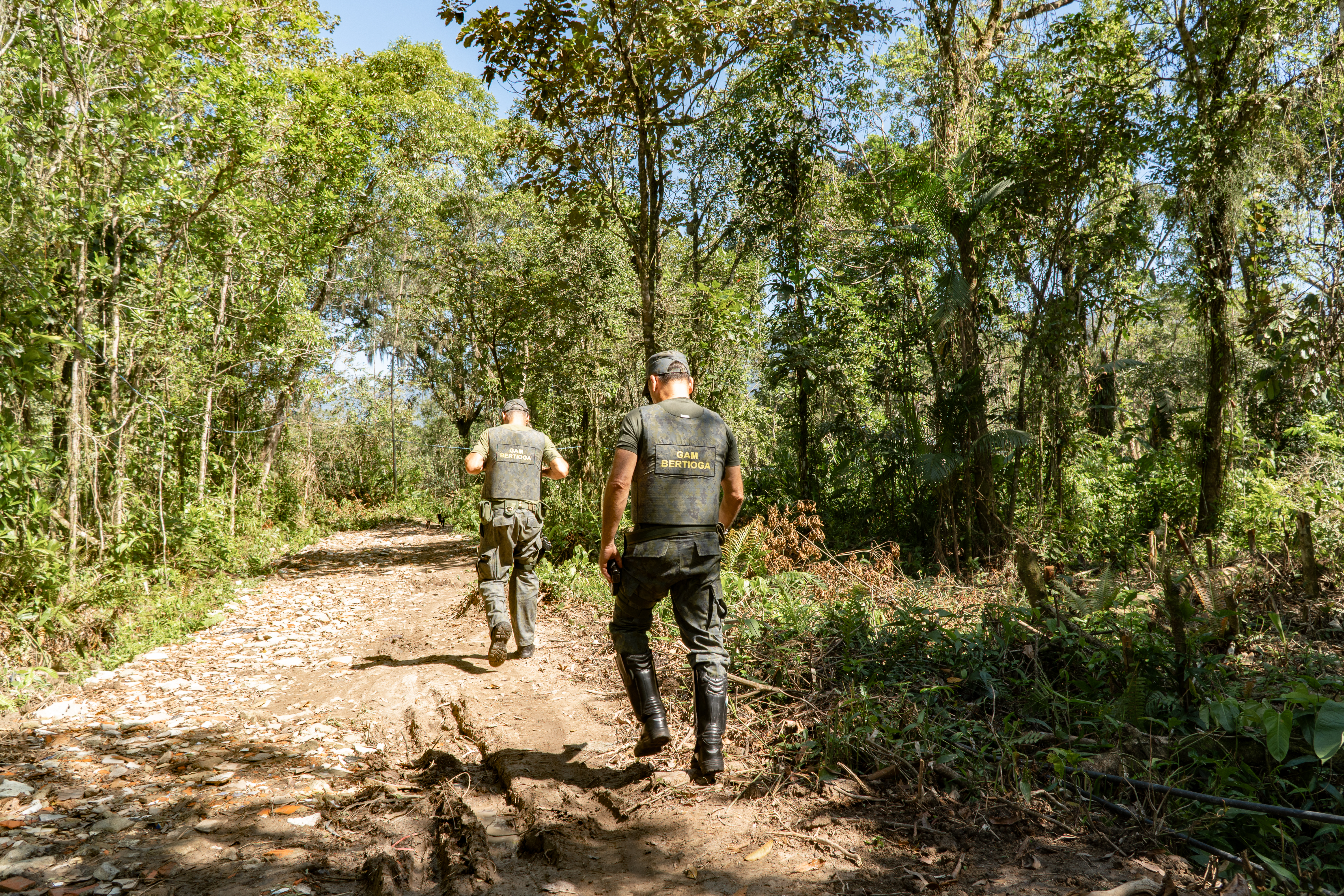 DOA demole duas construções irregulares em área embargada