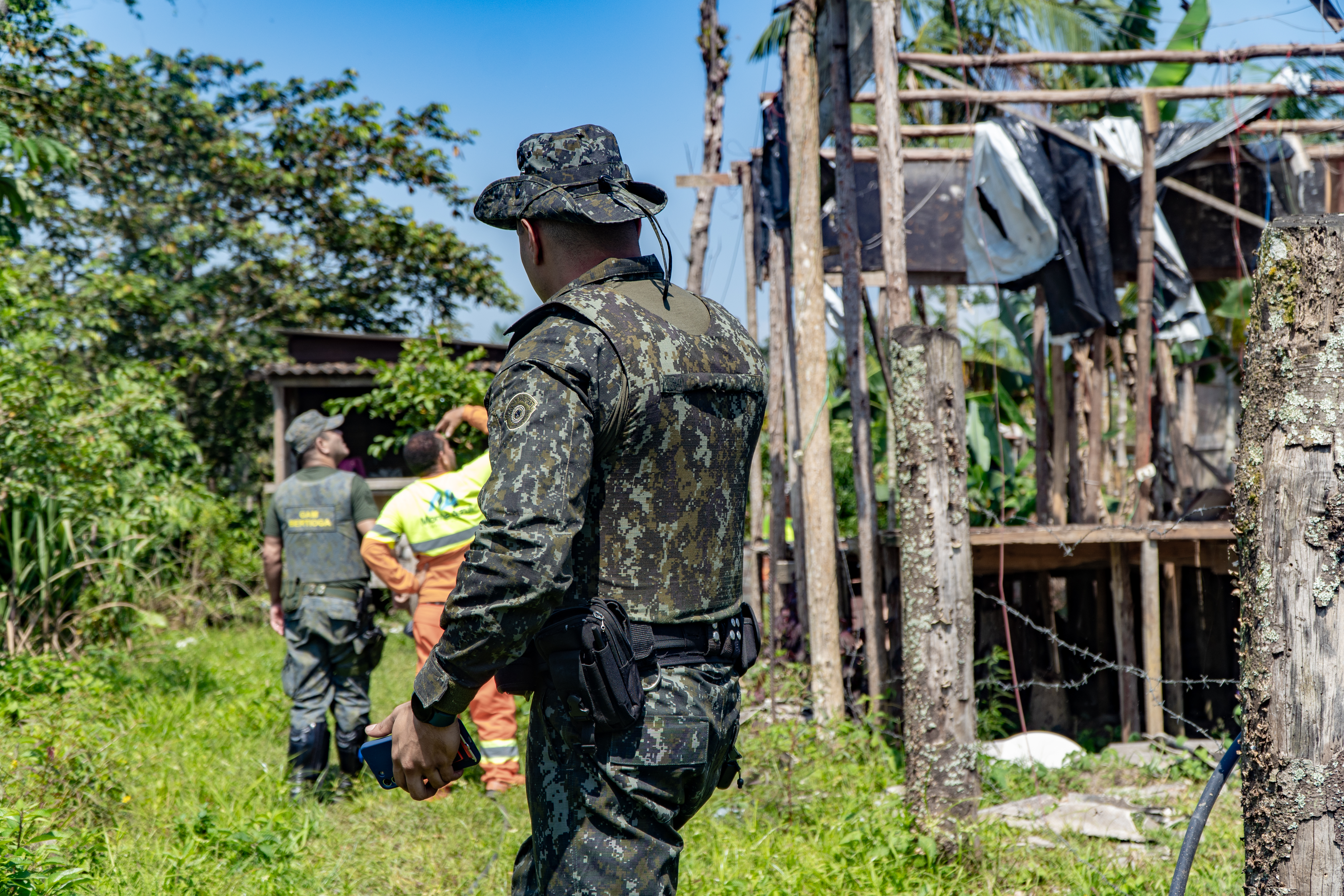 Construções irregulares em áreas embargadas são demolidas pelo DOA