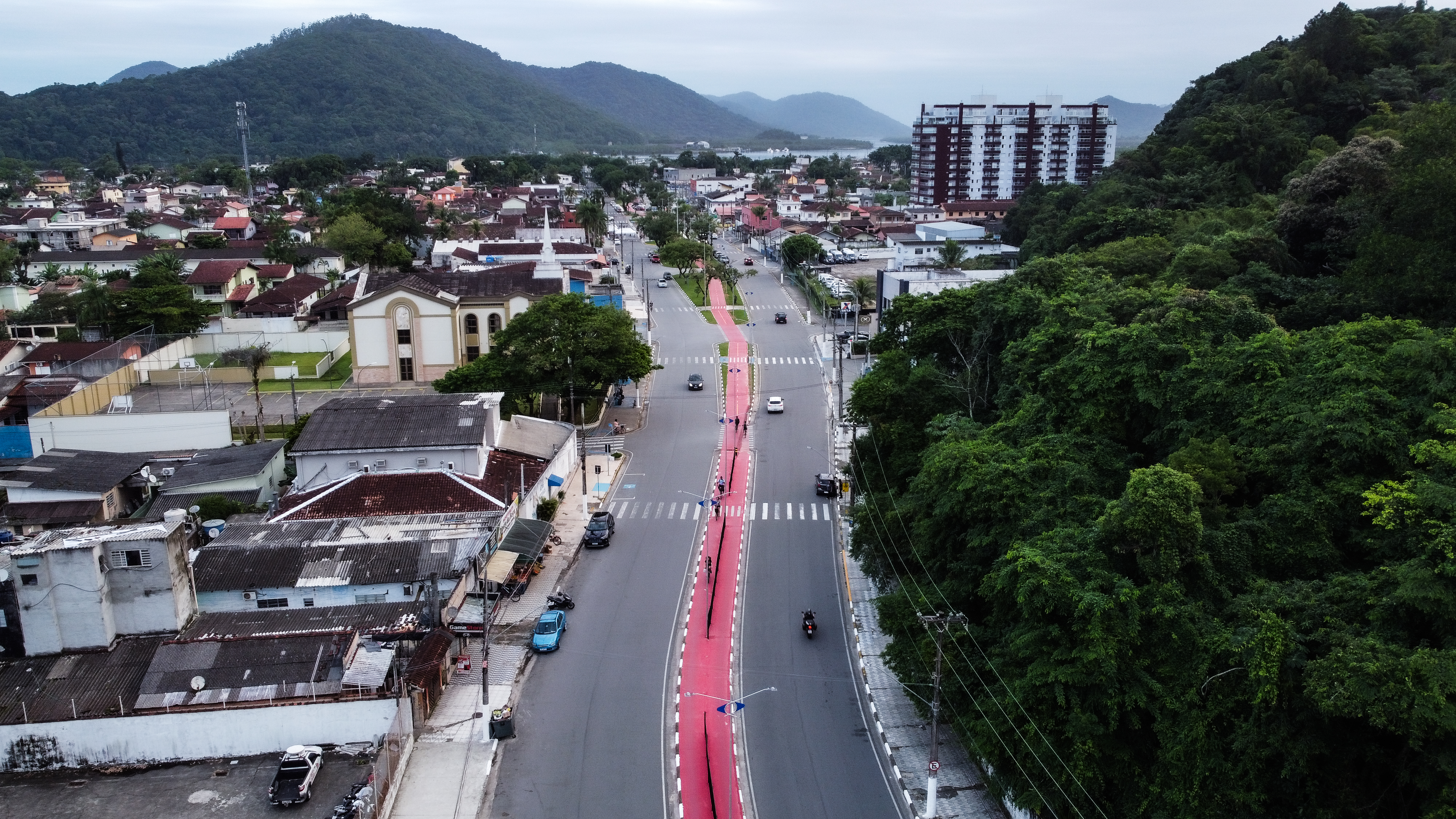 Requalificação da Av. Anchieta (Centro) é entregue com ciclovia, nova iluminação e bolsões de estacionamento