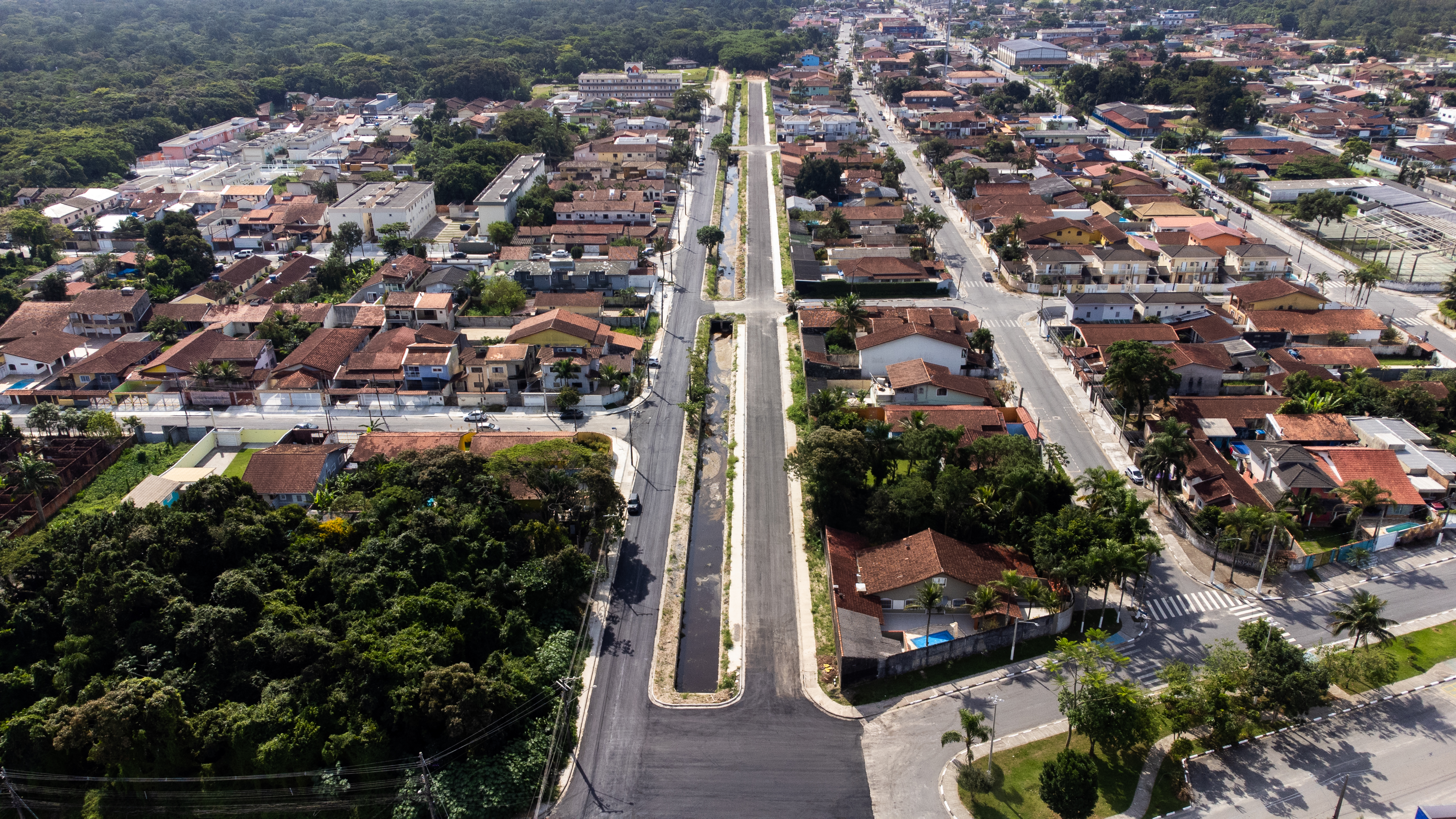 Pavimentação avança com conclusão de obras contra alagamento no Maitinga, em Bertioga (SP)