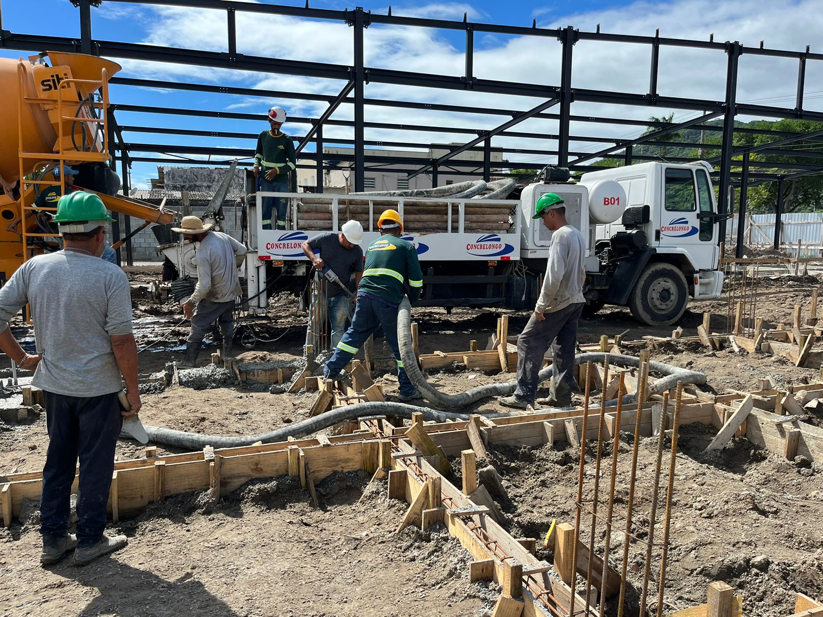 Feirinha do Bem recebe concretagem do baldrame e aos poucos vem ganhando forma