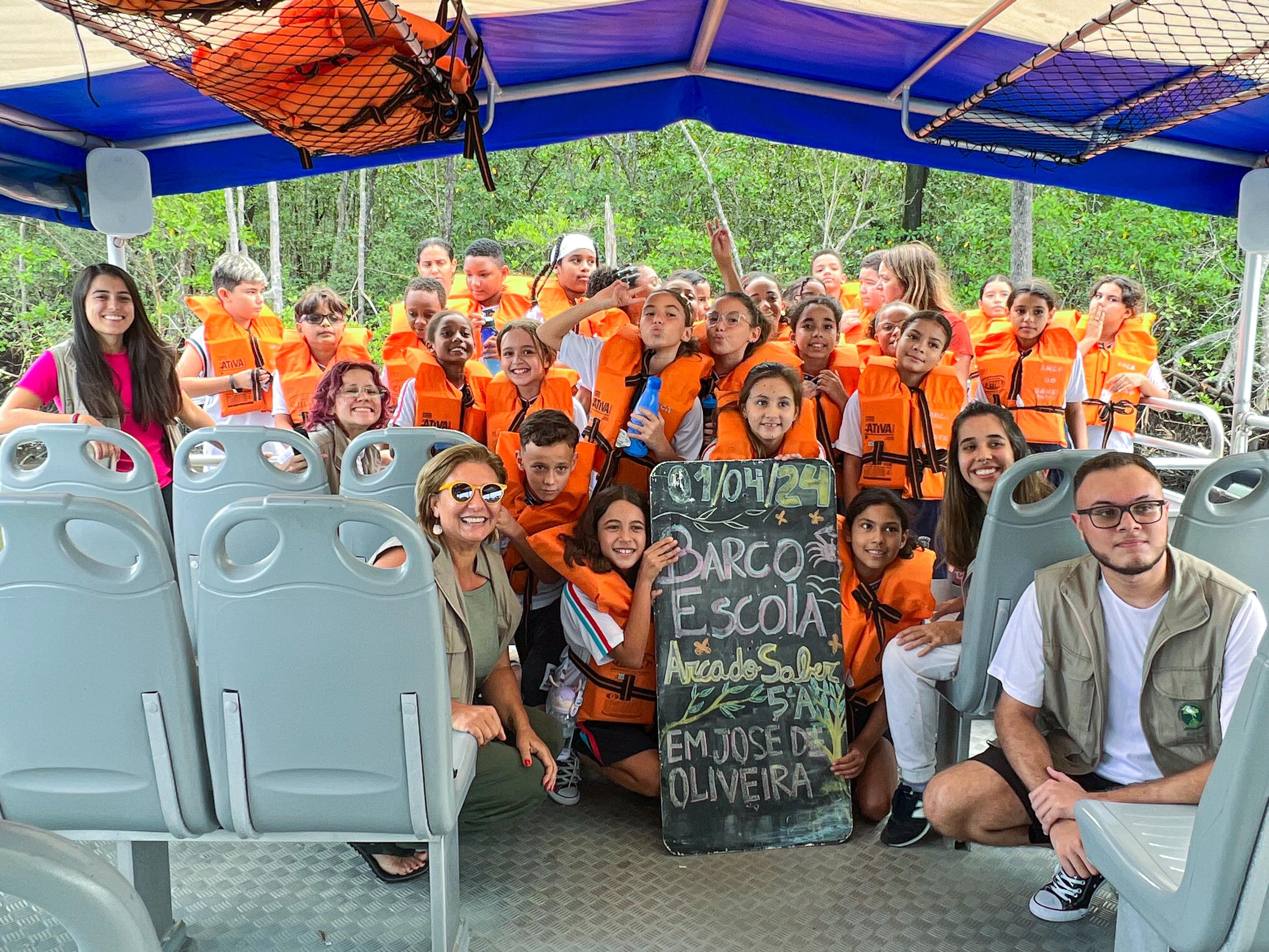 Barco Escola ‘Arca do Saber’ leva alunos da rede municipal para uma tarde de aprendizado sobre biodiversidade
