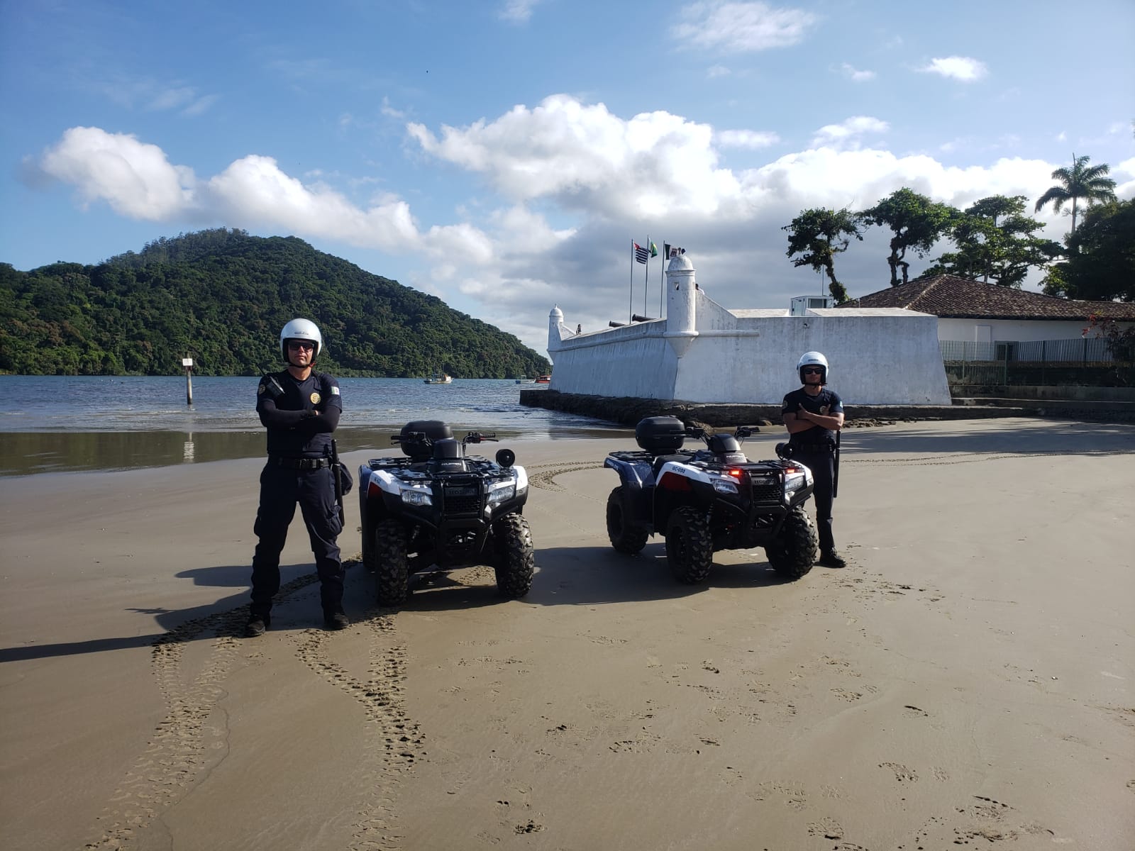 GCM de Bertioga realiza patrulhamento preventivo com quadriciclos na orla da praia