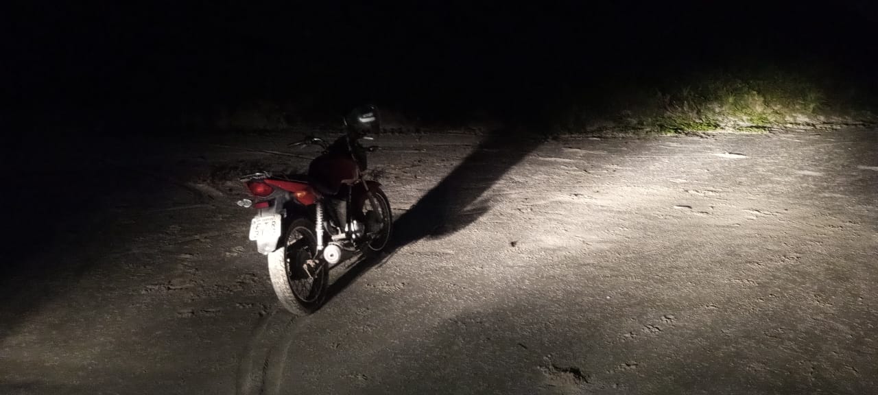 Em patrulha noturna, o DOA remove barraca no jundu e retira moto da faixa de areia