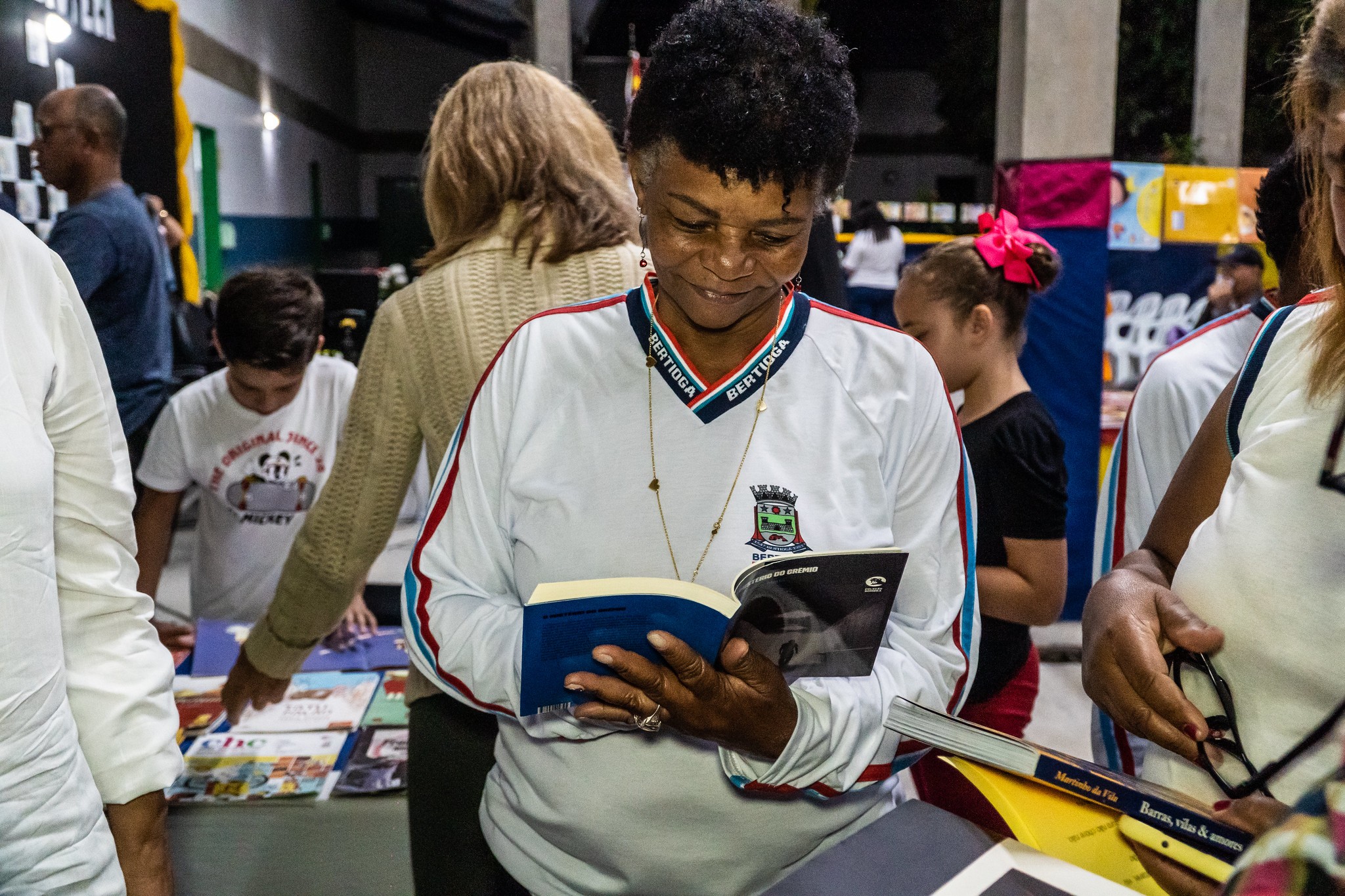 Prefeitura de Bertioga incentiva leitura com biblioteca móvel da Educação de Jovens e Adultos