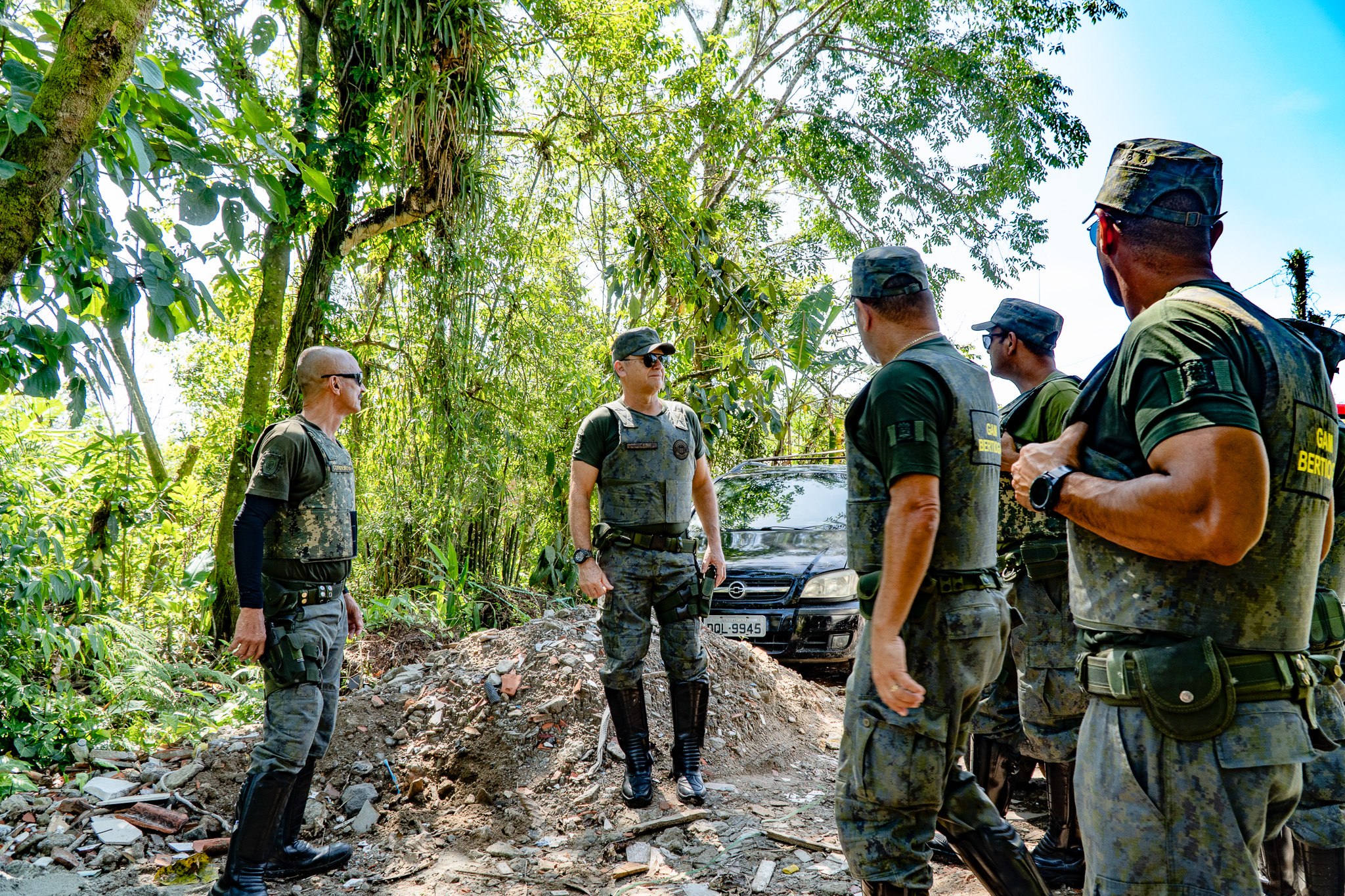 Indivíduos que desmatavam área pública em Bertioga são surpreendidos e detidos pelo DOA