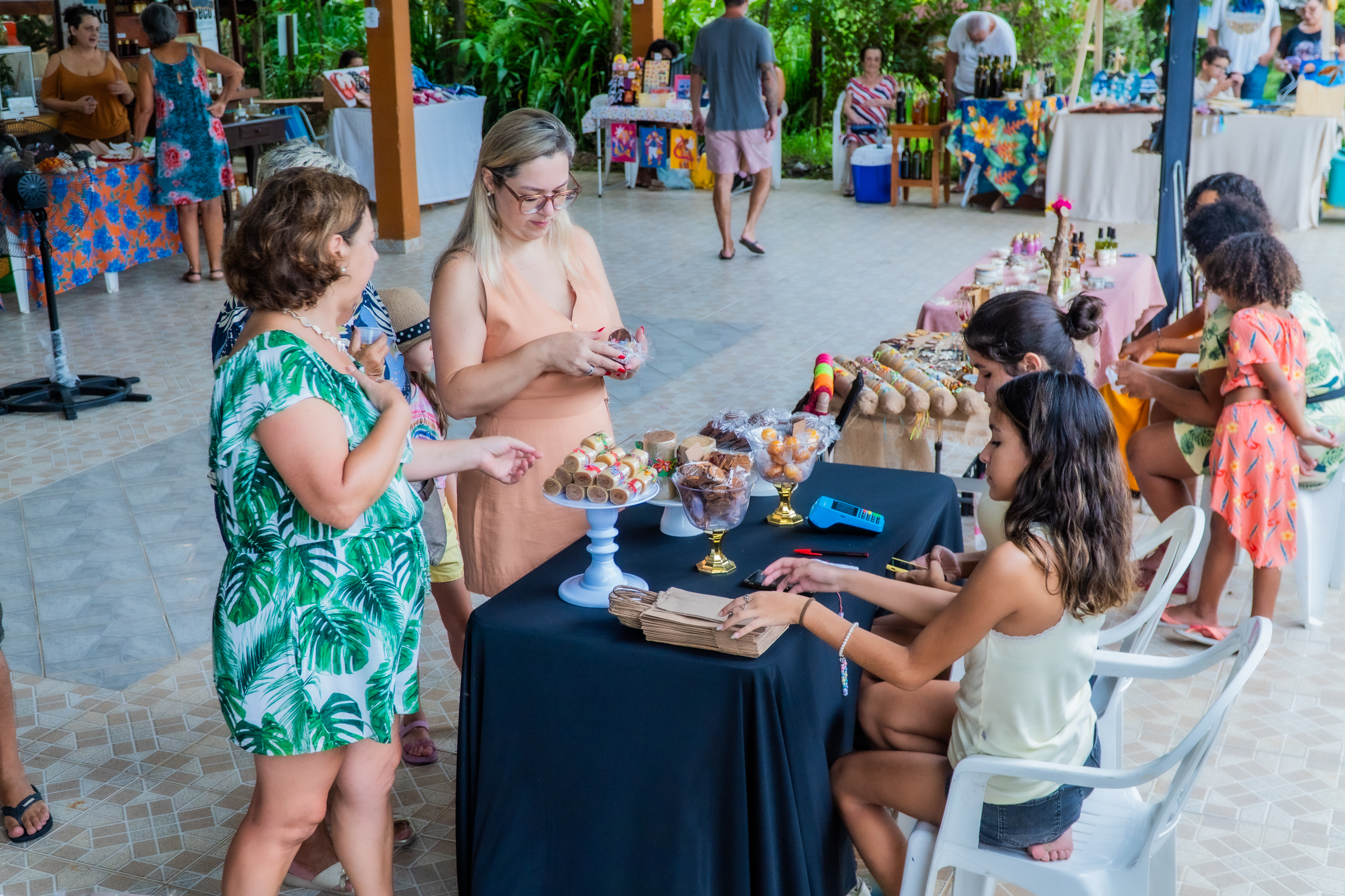 Feira de economia solidária realiza uma programação especial de Dia das Mães